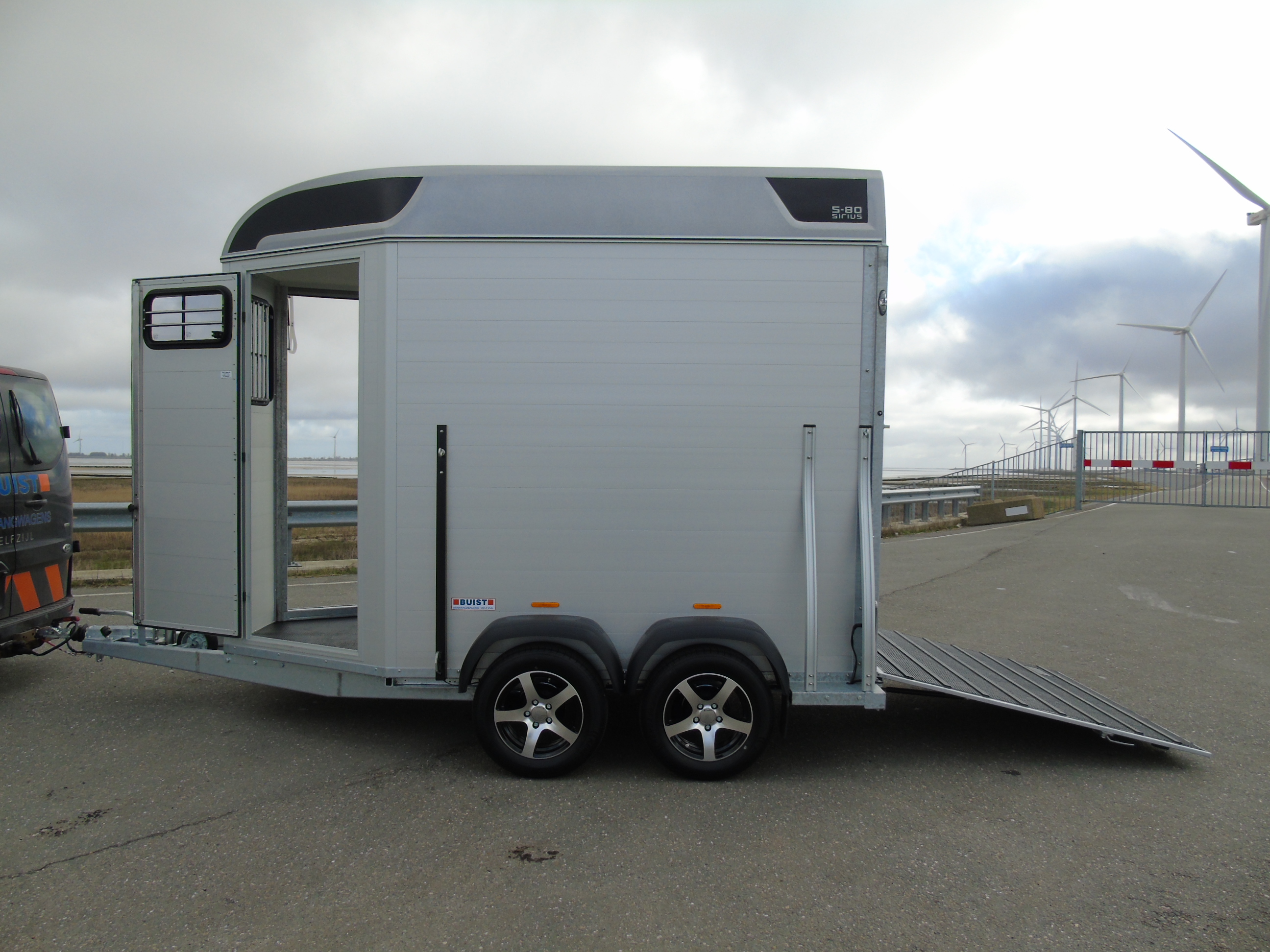 Voorraad Sirius S80 Aluminium 2-paards trailer Silver Metallic Voorlaadbrug