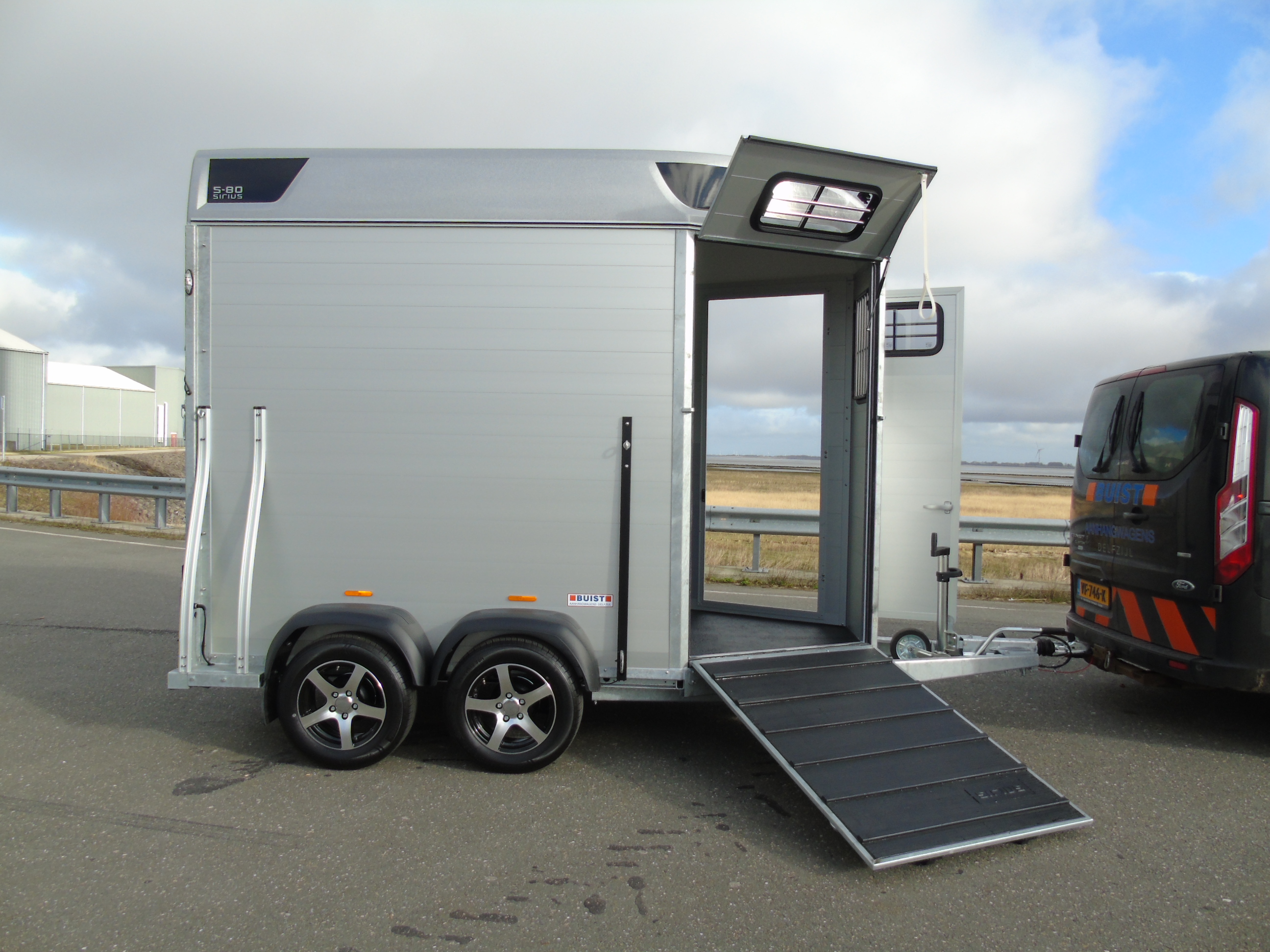 Voorraad Sirius S80 Aluminium 2-paards trailer Silver Metallic Voorlaadbrug