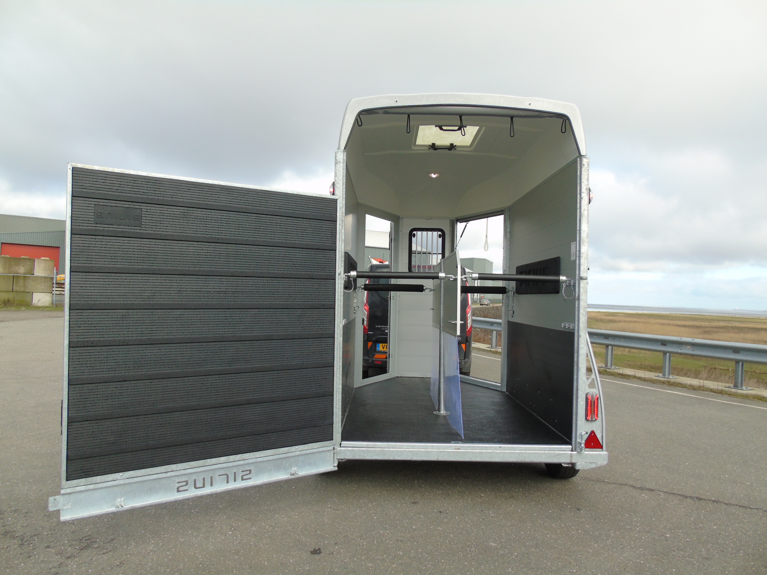 Voorraad Sirius S80 Aluminium 2-paards trailer Silver Metallic Voorlaadbrug