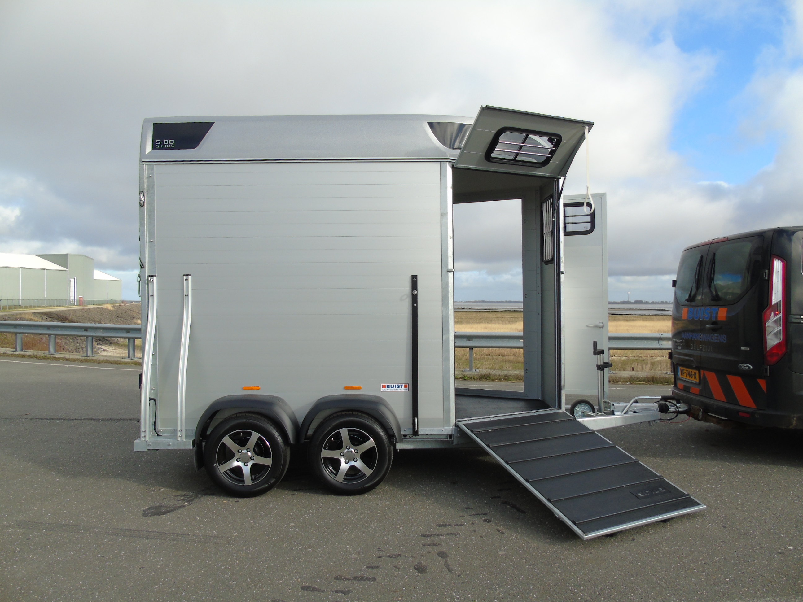 Voorraad Sirius S80 Aluminium 2-paards trailer Silver Metallic Voorlaadbrug