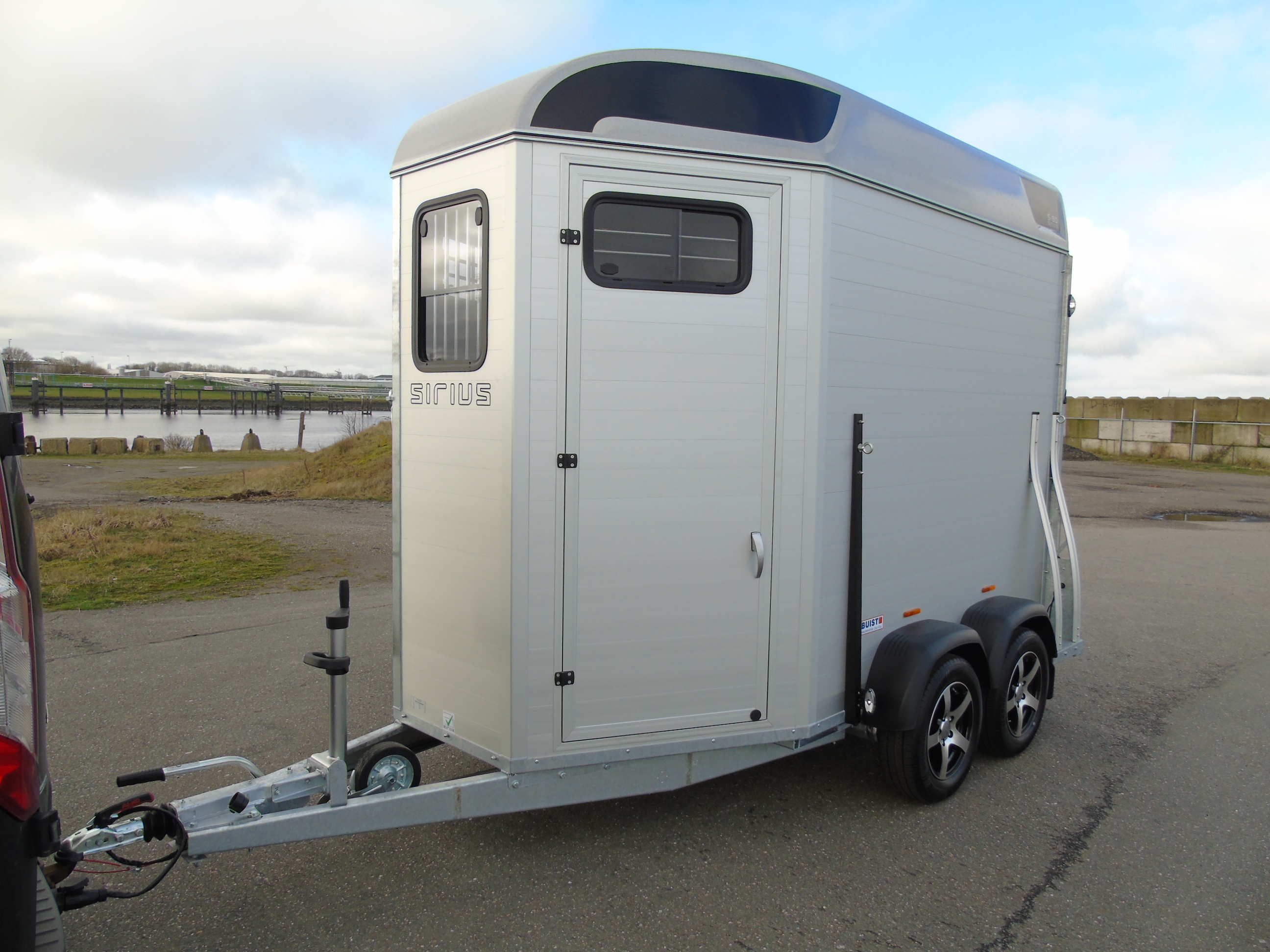 Voorraad Sirius S80 Aluminium 2-paards trailer Silver Metallic Voorlaadbrug