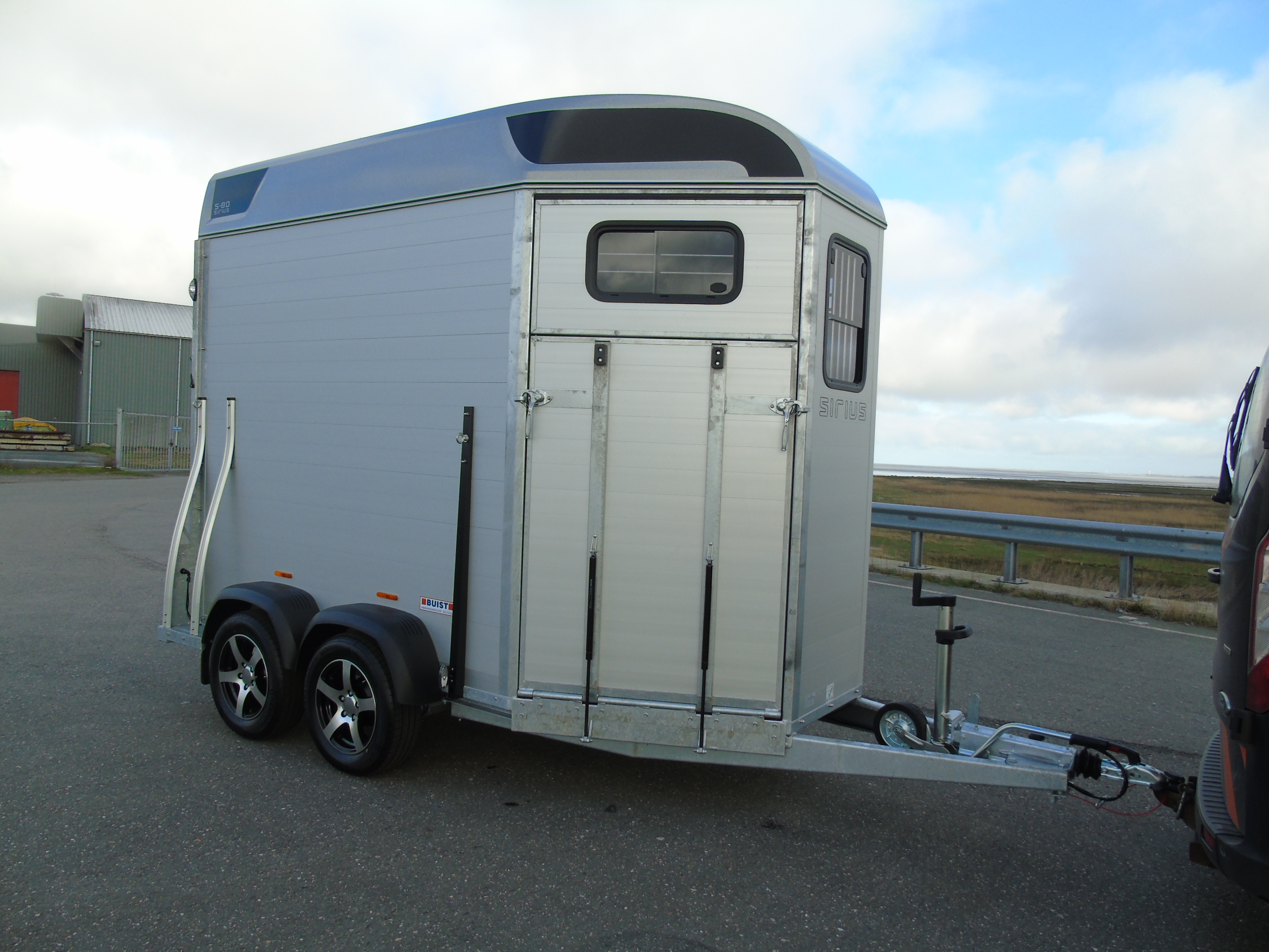 Voorraad Sirius S80 Aluminium 2-paards trailer Silver Metallic Voorlaadbrug