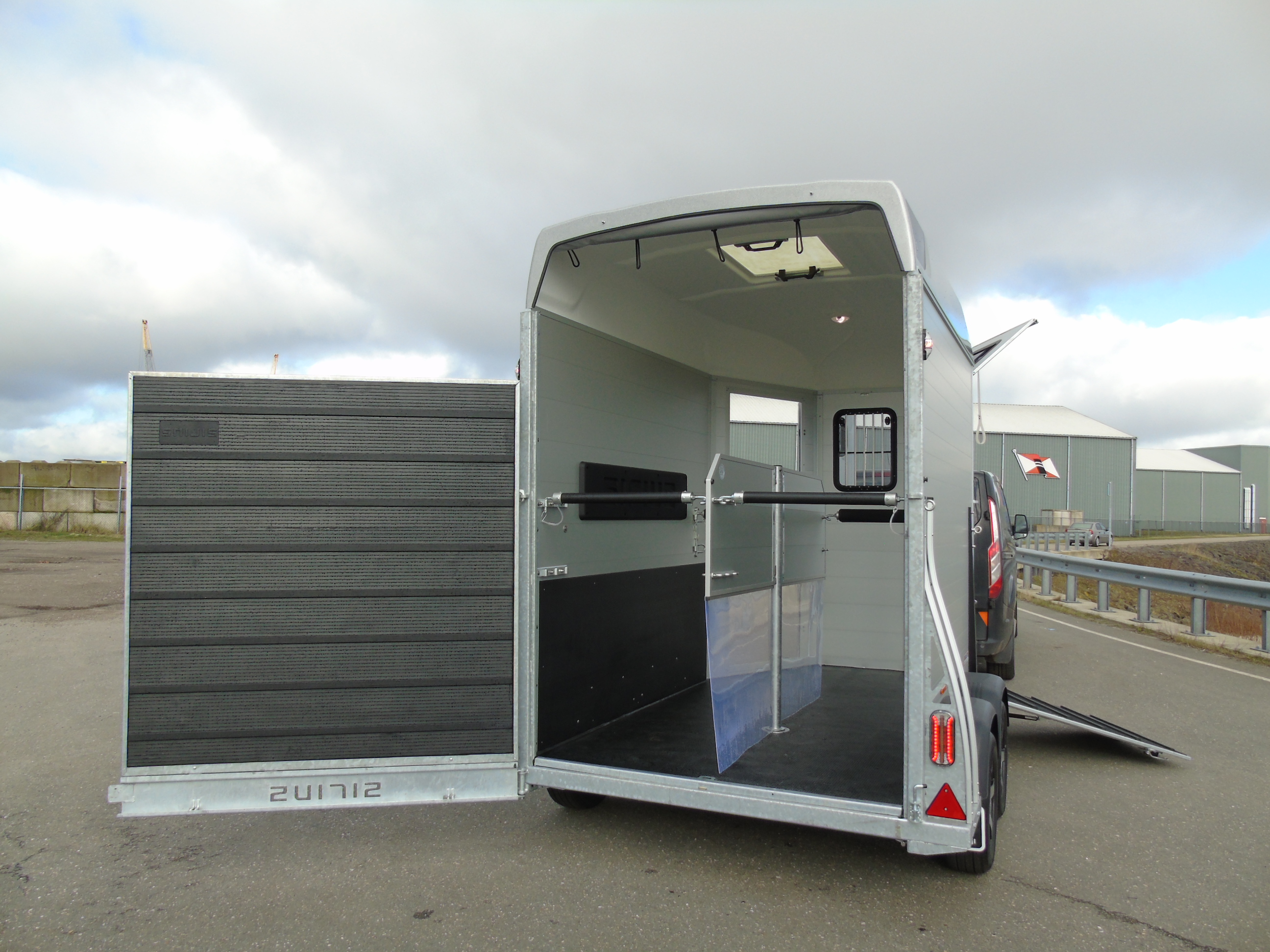 Voorraad Sirius S80 Aluminium 2-paards trailer Silver Metallic Voorlaadbrug