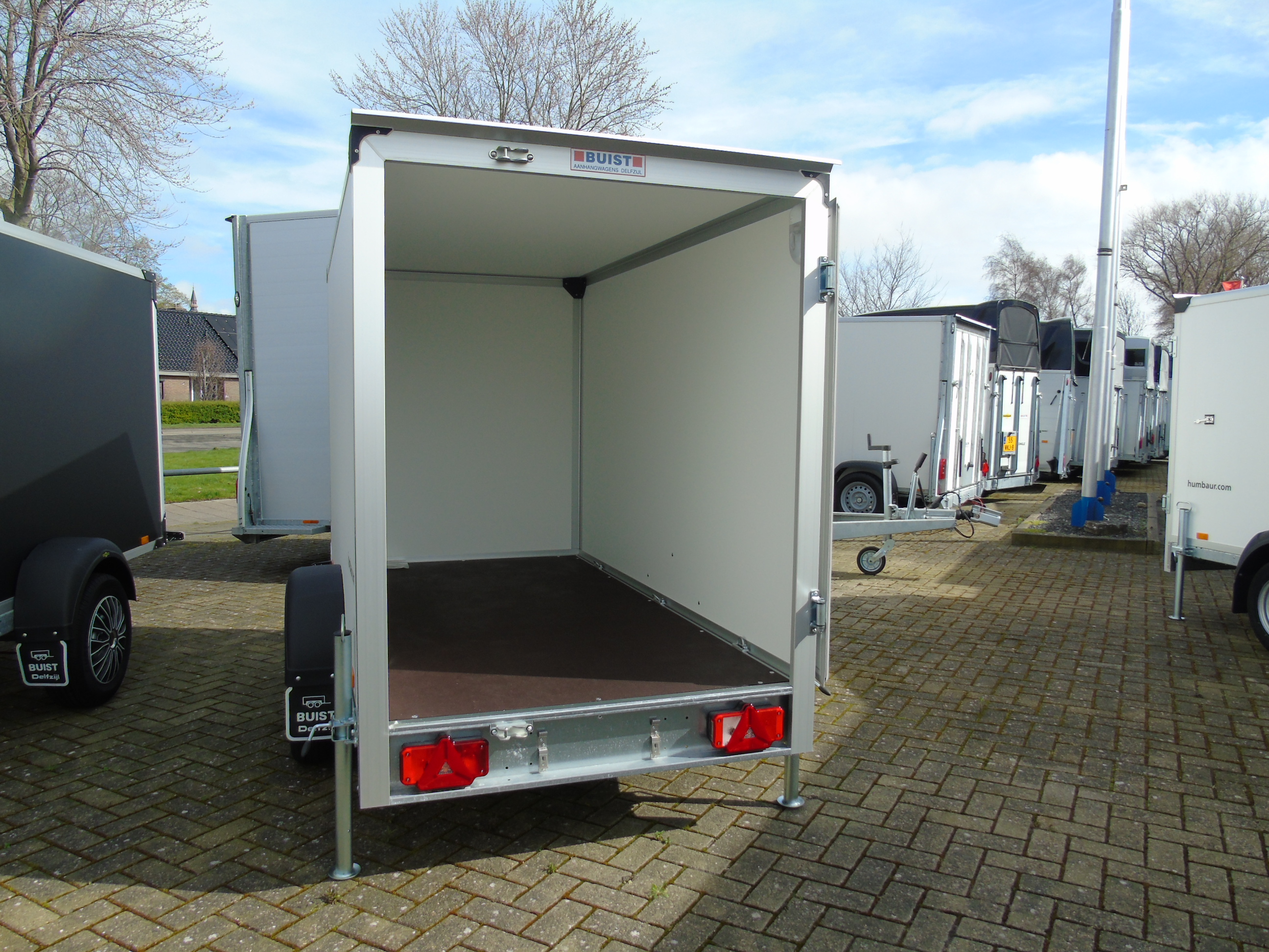 Voorraad aanhangwagen Humbaur HK 752513-15P enkelasser gesloten