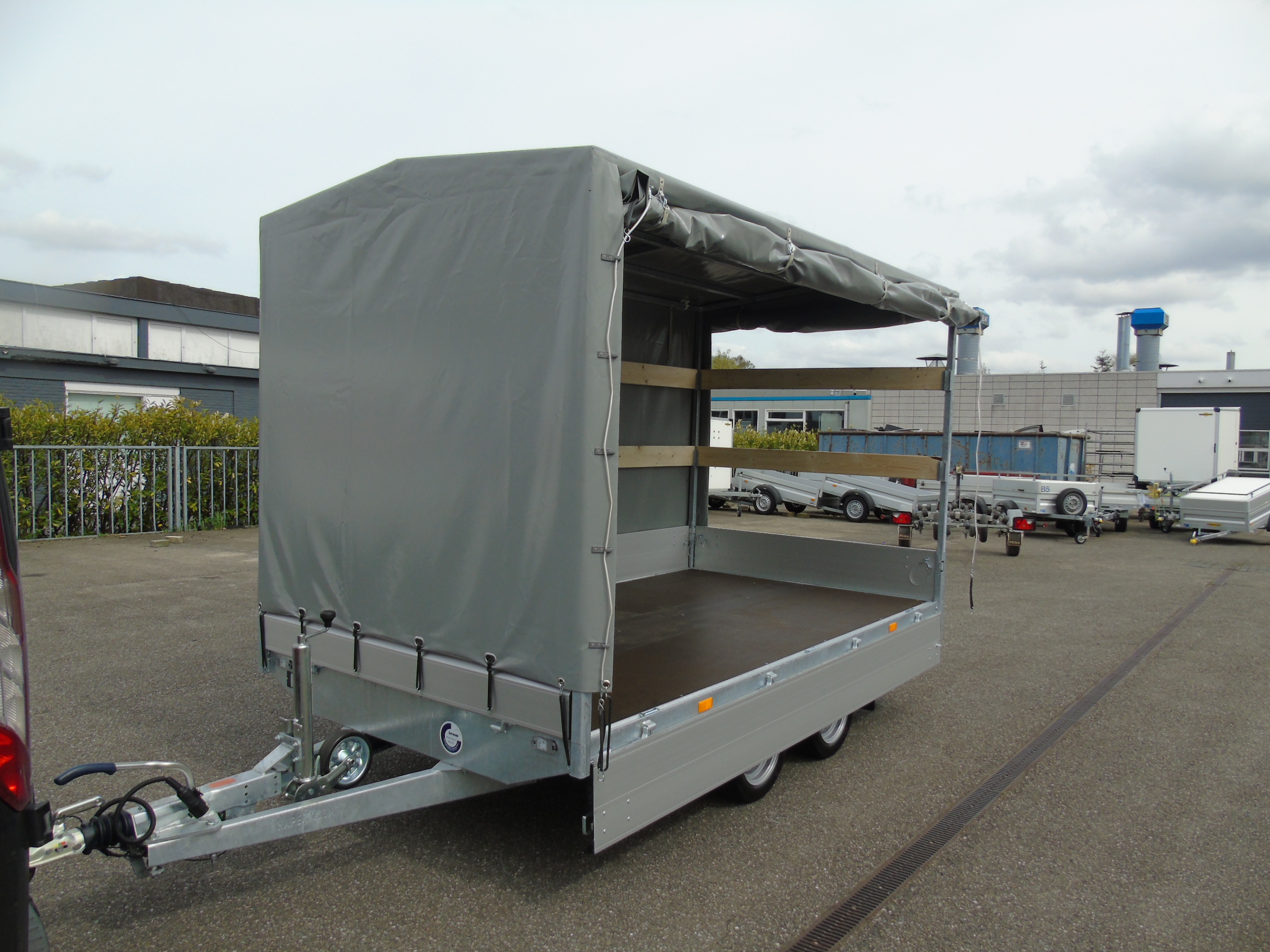 Voorraad aanhangwagen Hapert Azure H-2 335 x 180 cm 2700 kg met huifopbouw 180 cm