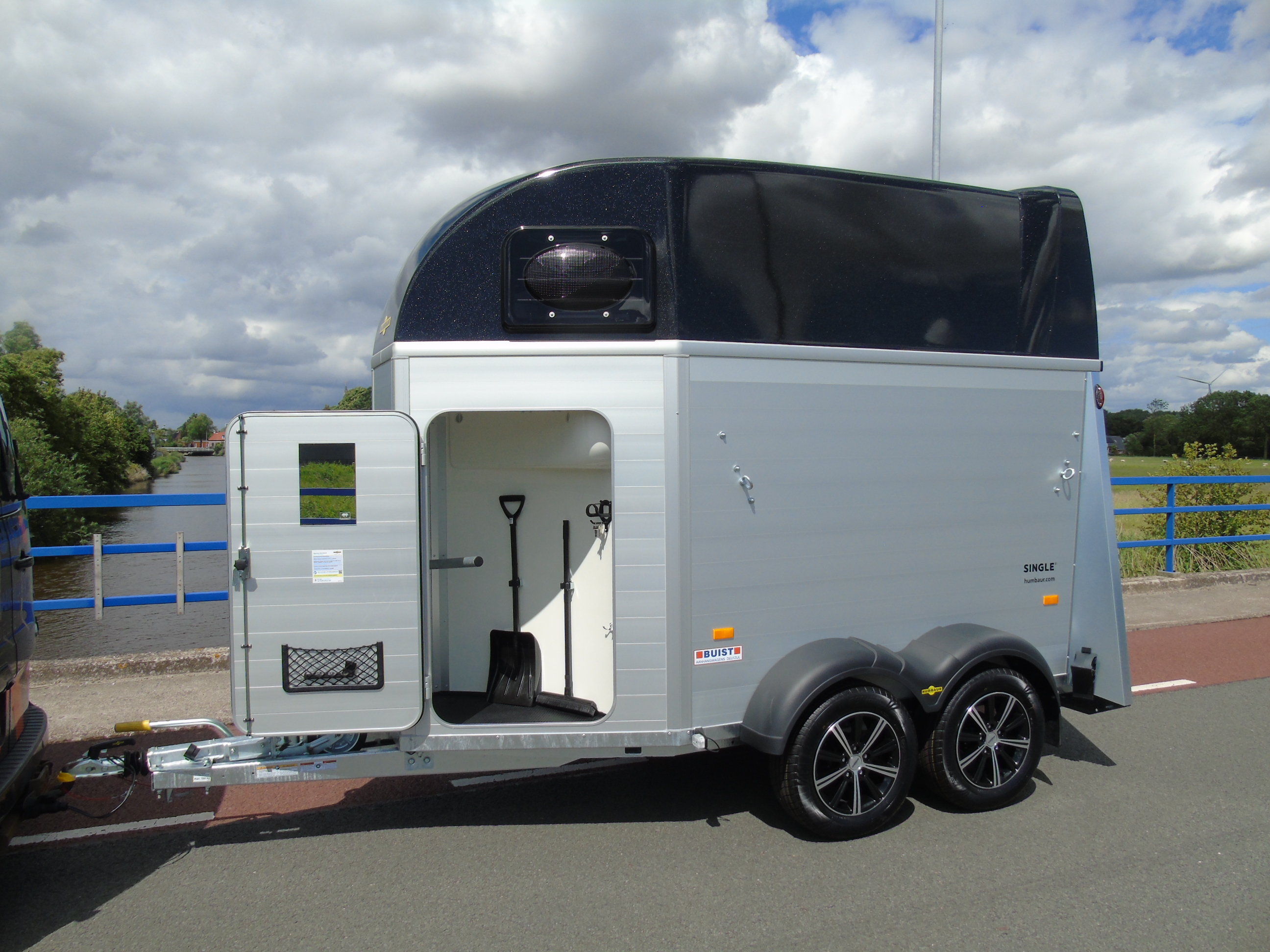 Voorraad Humbaur Single Alu Luxus 1,5 paards trailer zadelkamer