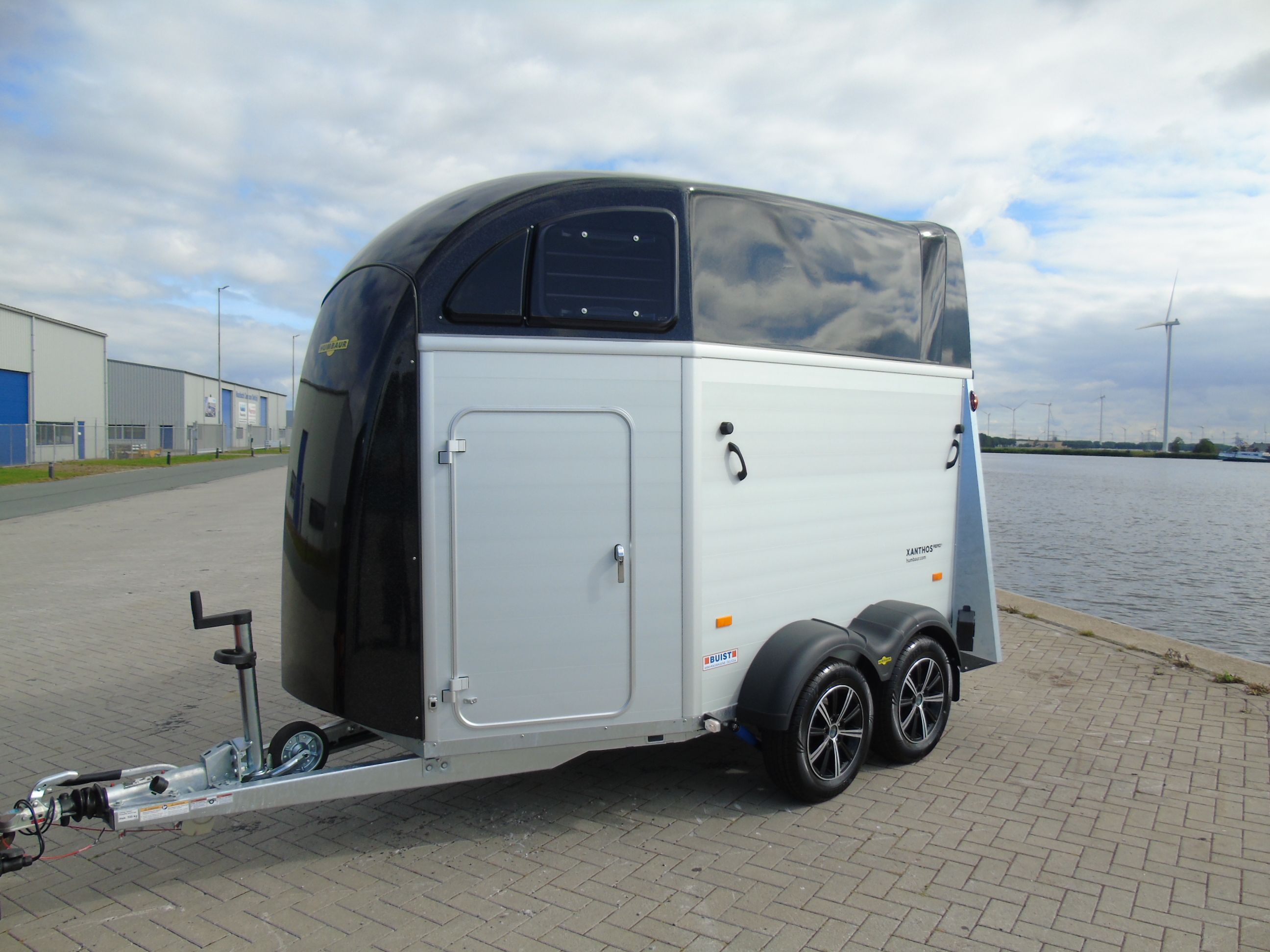 Voorraad Humbaur Xanthos AERO 2400 Black Metallic 2-paards trailer aluminium met zadelkamer