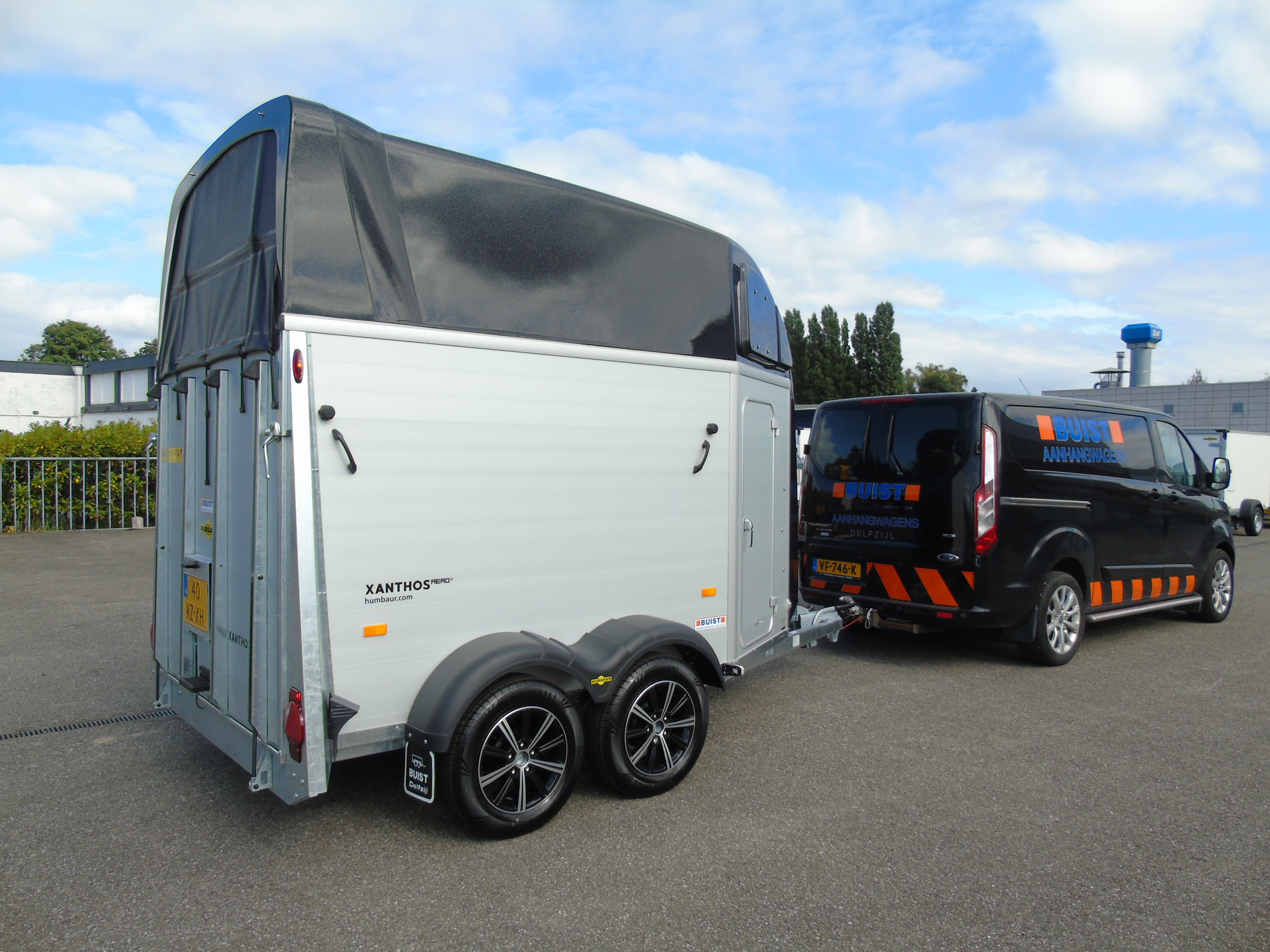 Voorraad Humbaur Xanthos AERO 2400 Black Metallic 2-paards trailer aluminium met zadelkamer