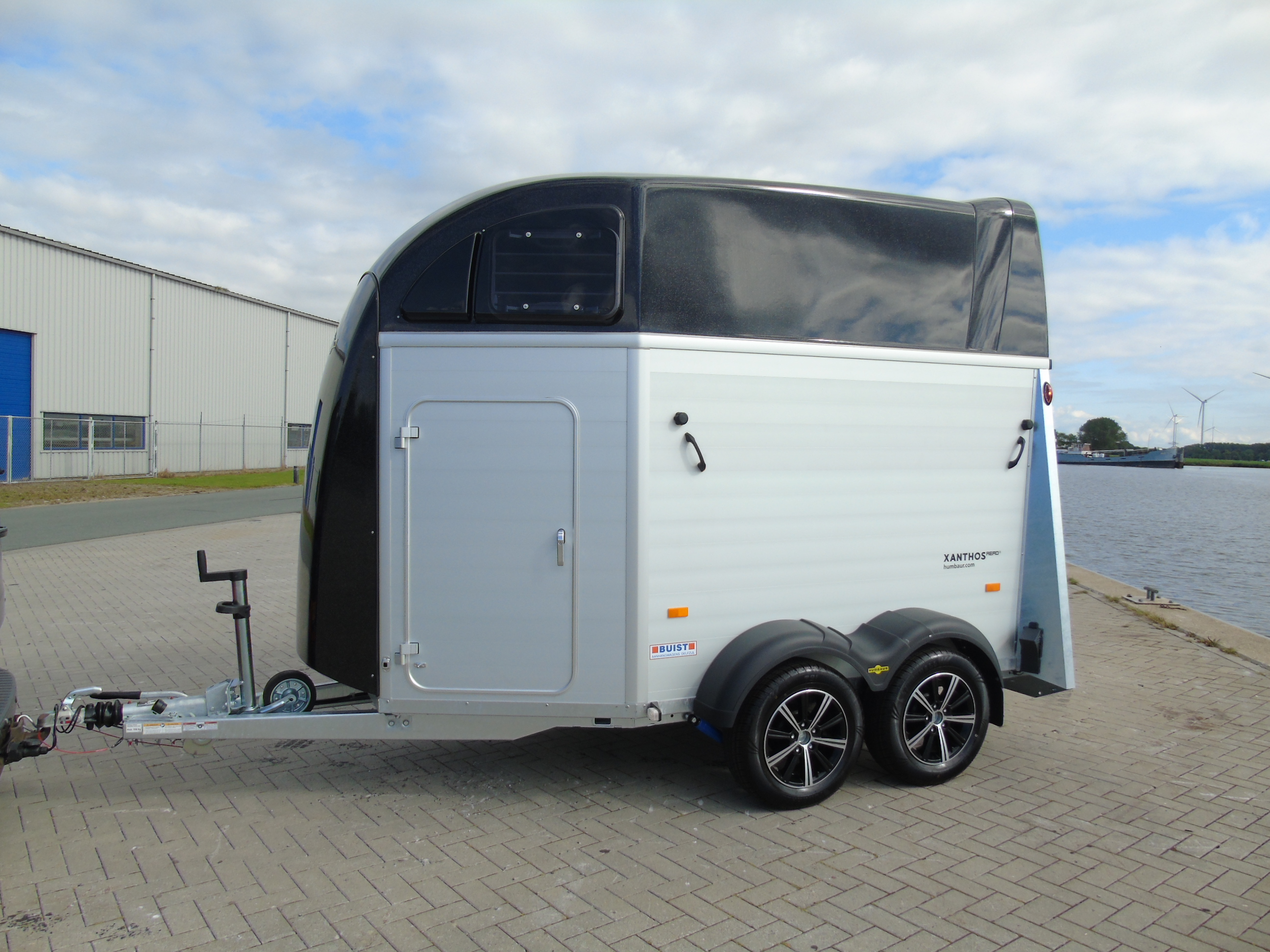 Voorraad Humbaur Xanthos AERO 2400 Black Metallic 2-paards trailer aluminium met zadelkamer