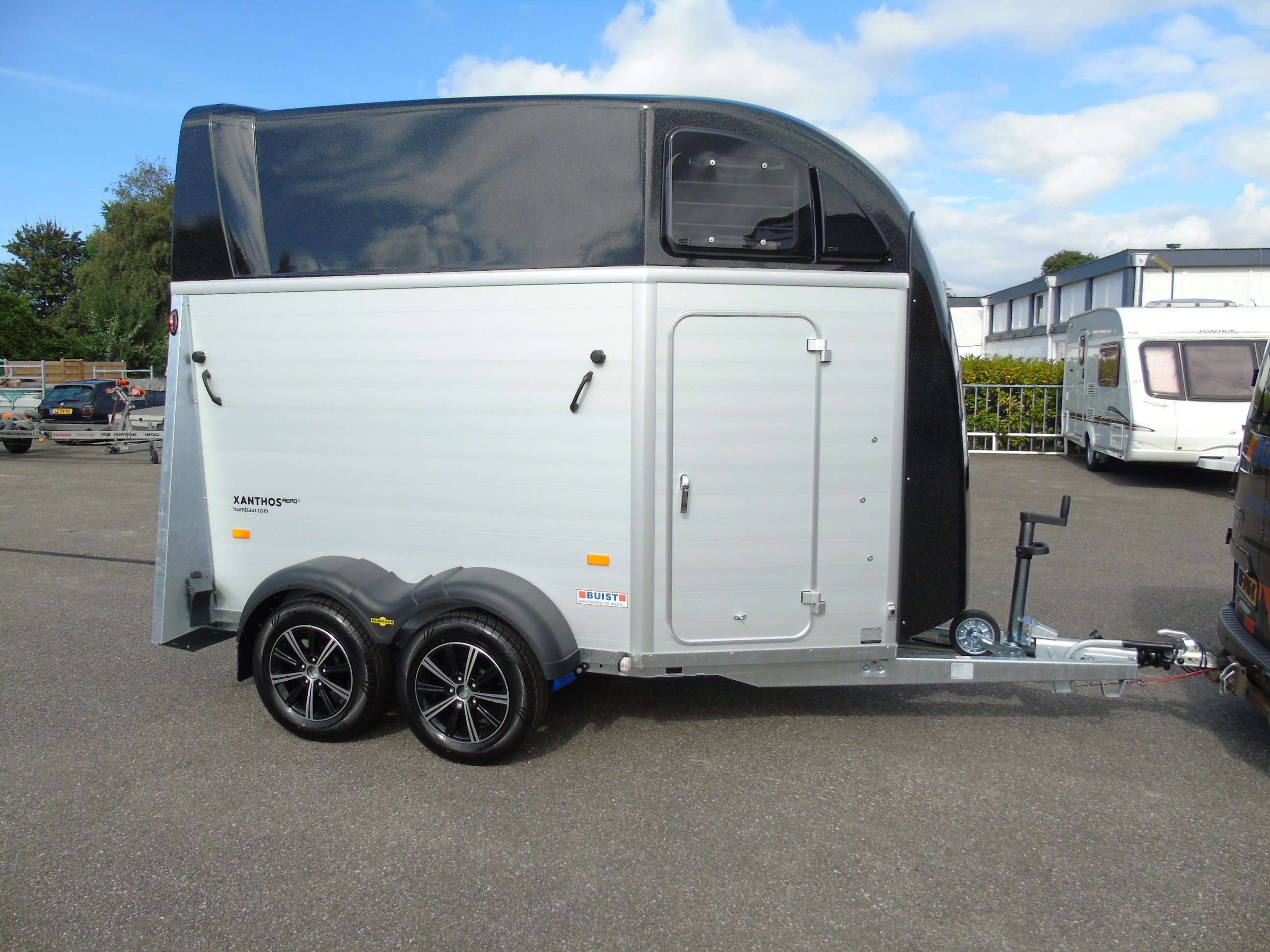 Voorraad Humbaur Xanthos AERO 2400 Black Metallic 2-paards trailer aluminium met zadelkamer