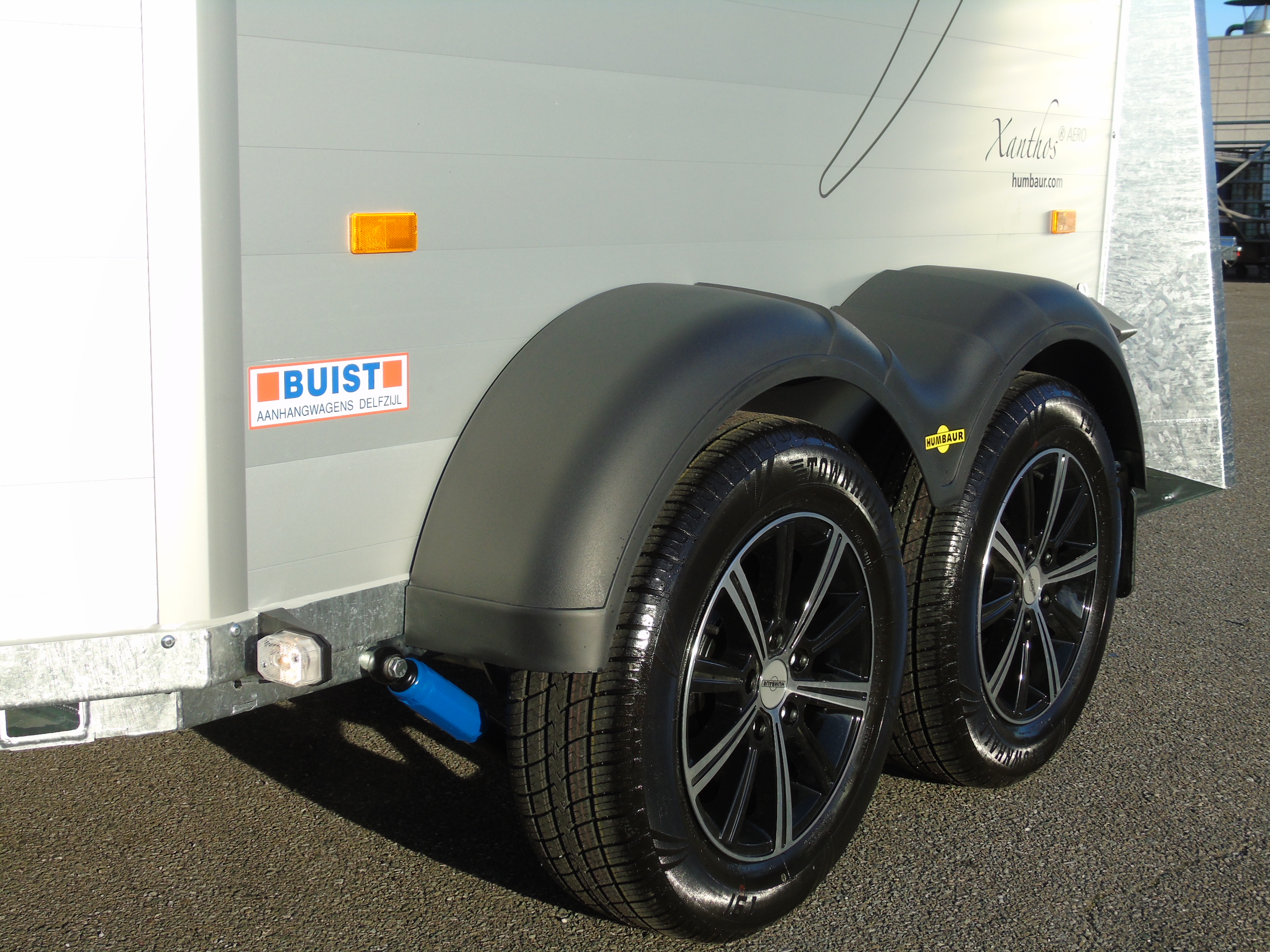 Voorraad Humbaur Xanthos AERO 2400 Black Metallic 2-paards trailer aluminium met zadelkamer