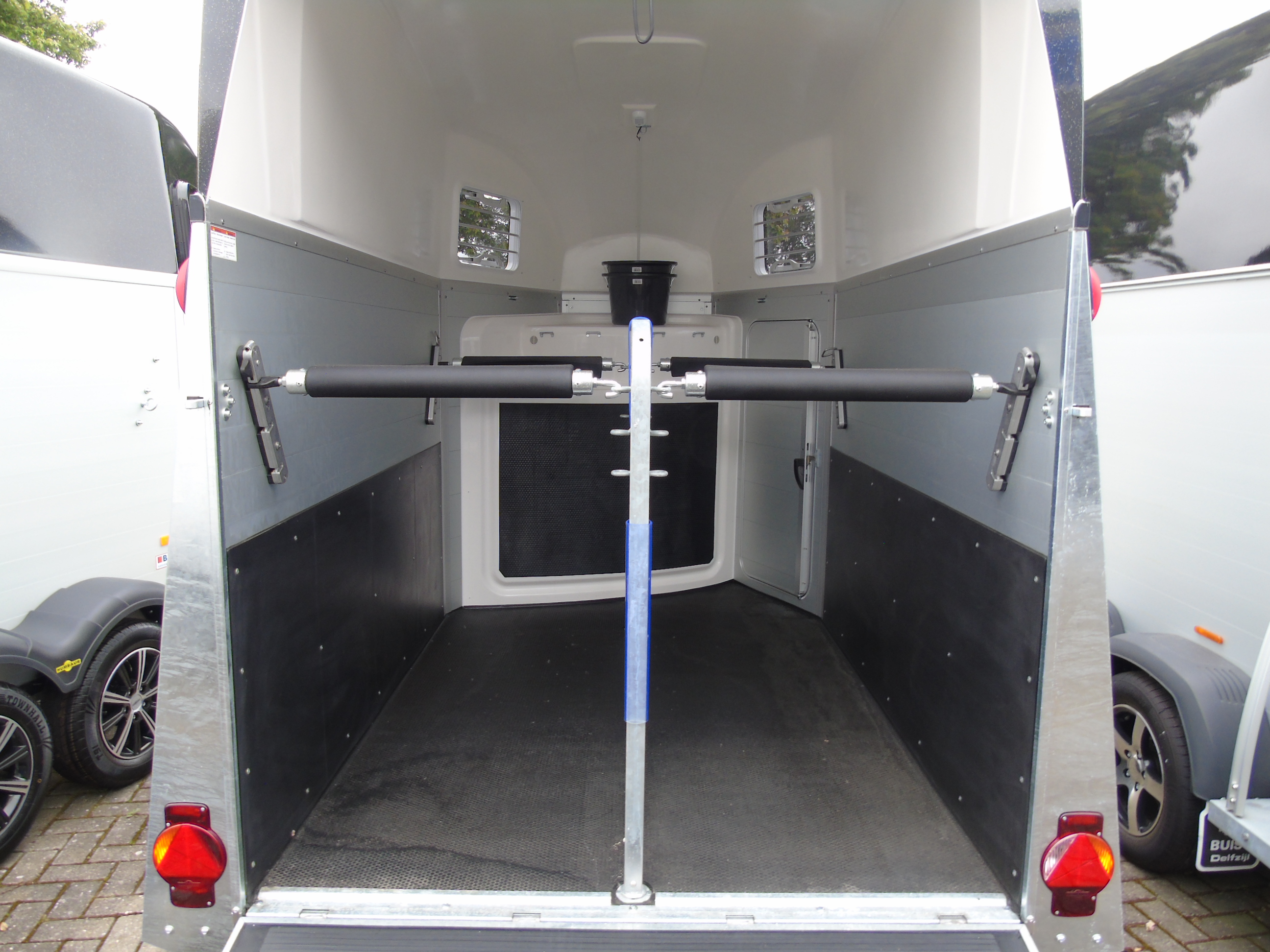 Voorraad Humbaur Xanthos AERO 2400 Black Metallic 2-paards trailer aluminium met zadelkamer