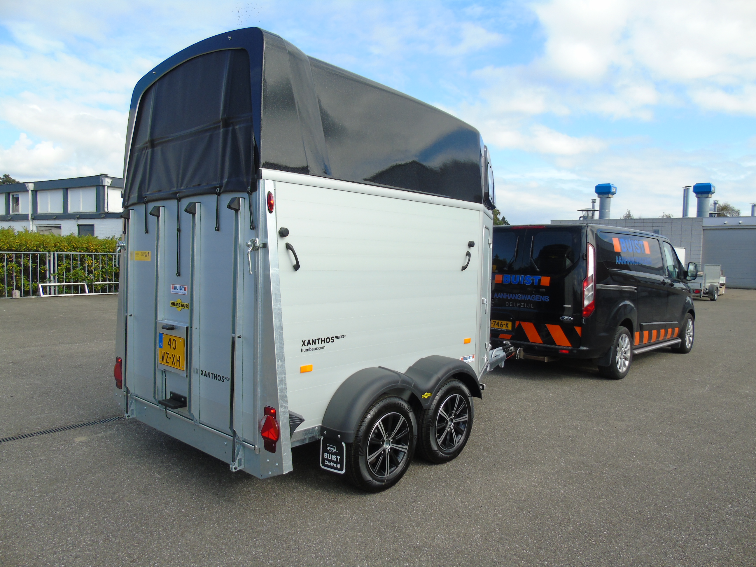 Voorraad Humbaur Xanthos AERO 2400 Black Metallic 2-paards trailer aluminium met zadelkamer