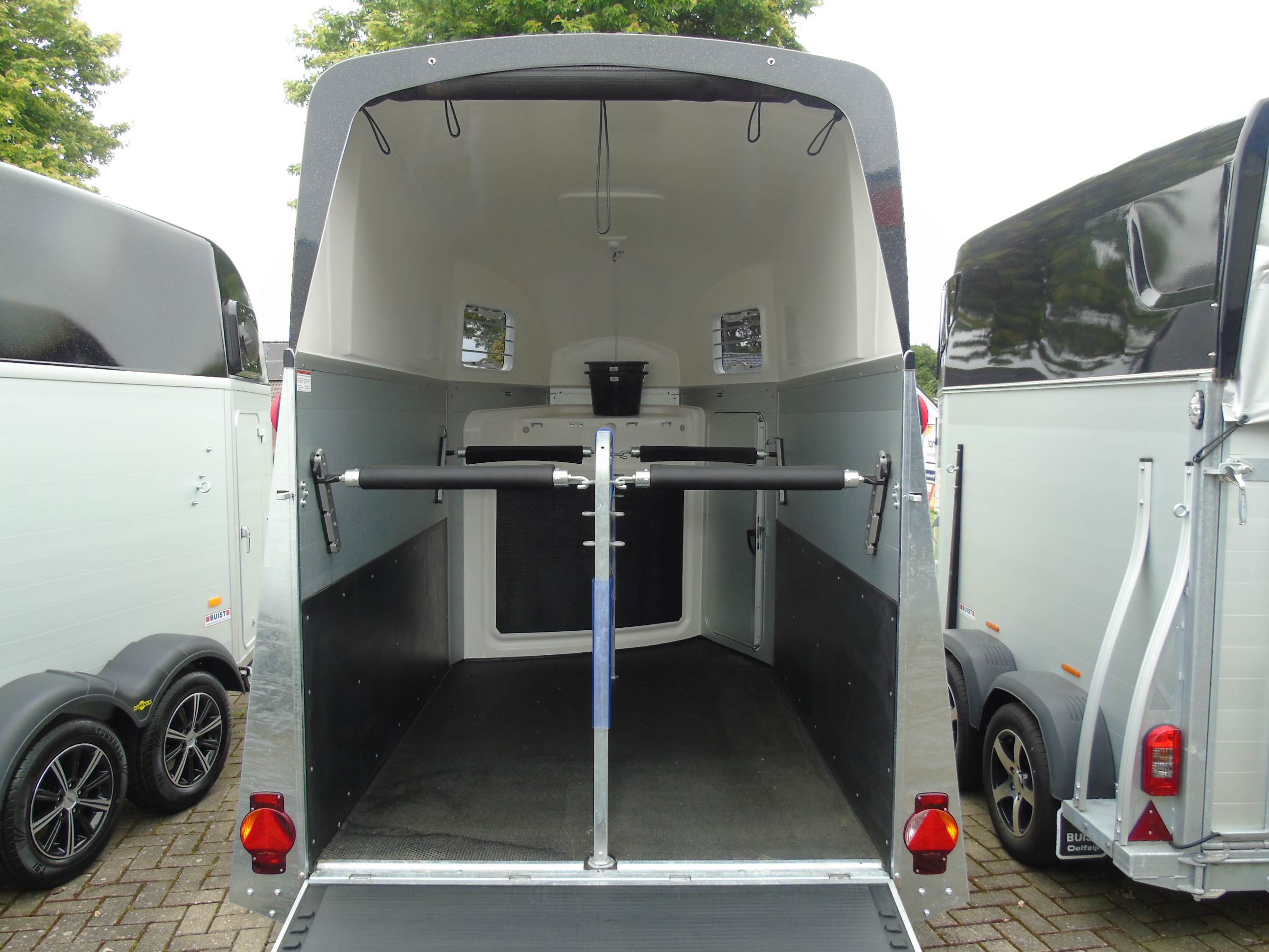 Voorraad Humbaur Xanthos AERO 2400 Black Metallic 2-paards trailer aluminium met zadelkamer