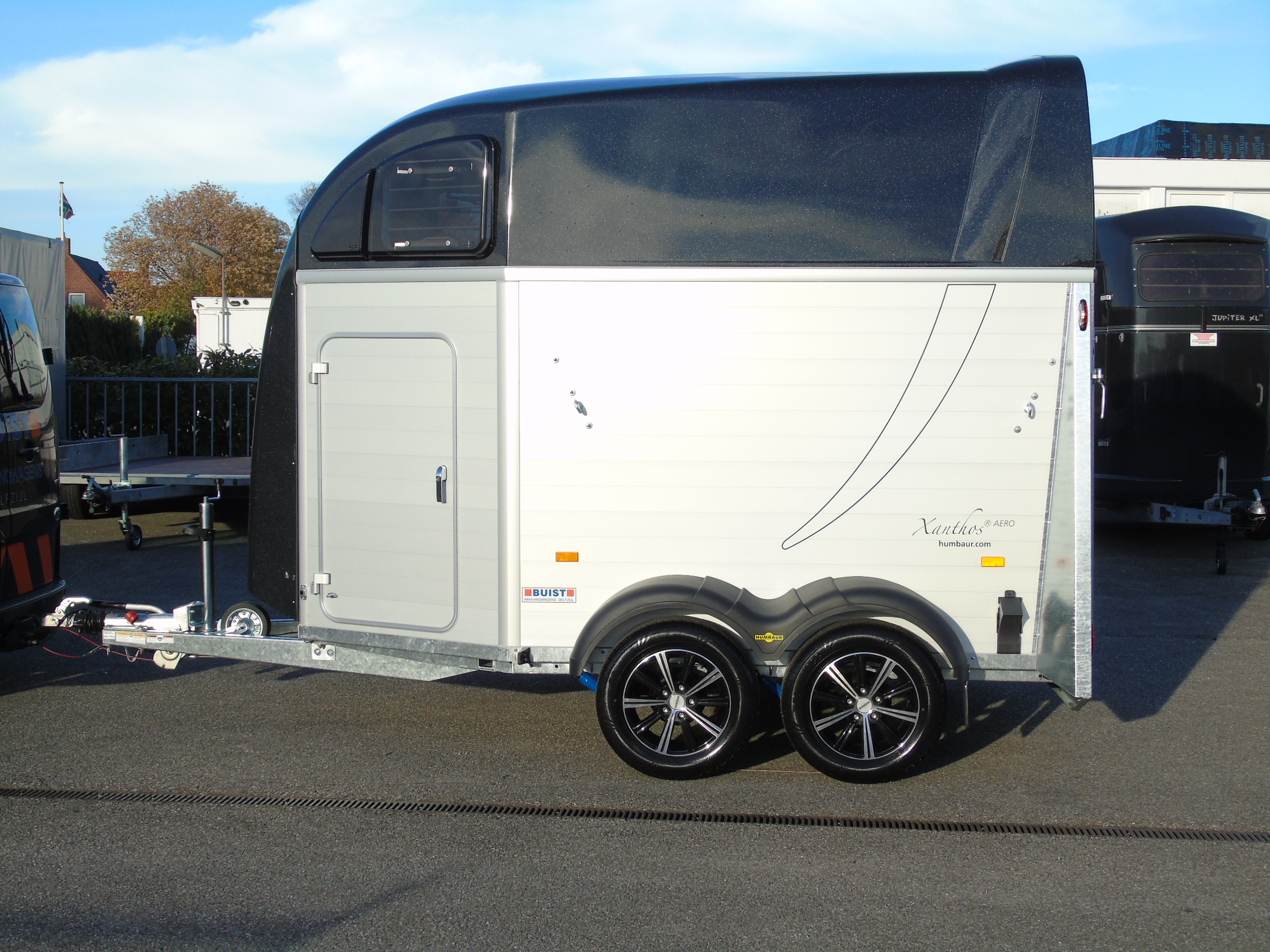 Voorraad Humbaur Xanthos AERO 2400 Black Metallic 2-paards trailer aluminium met zadelkamer