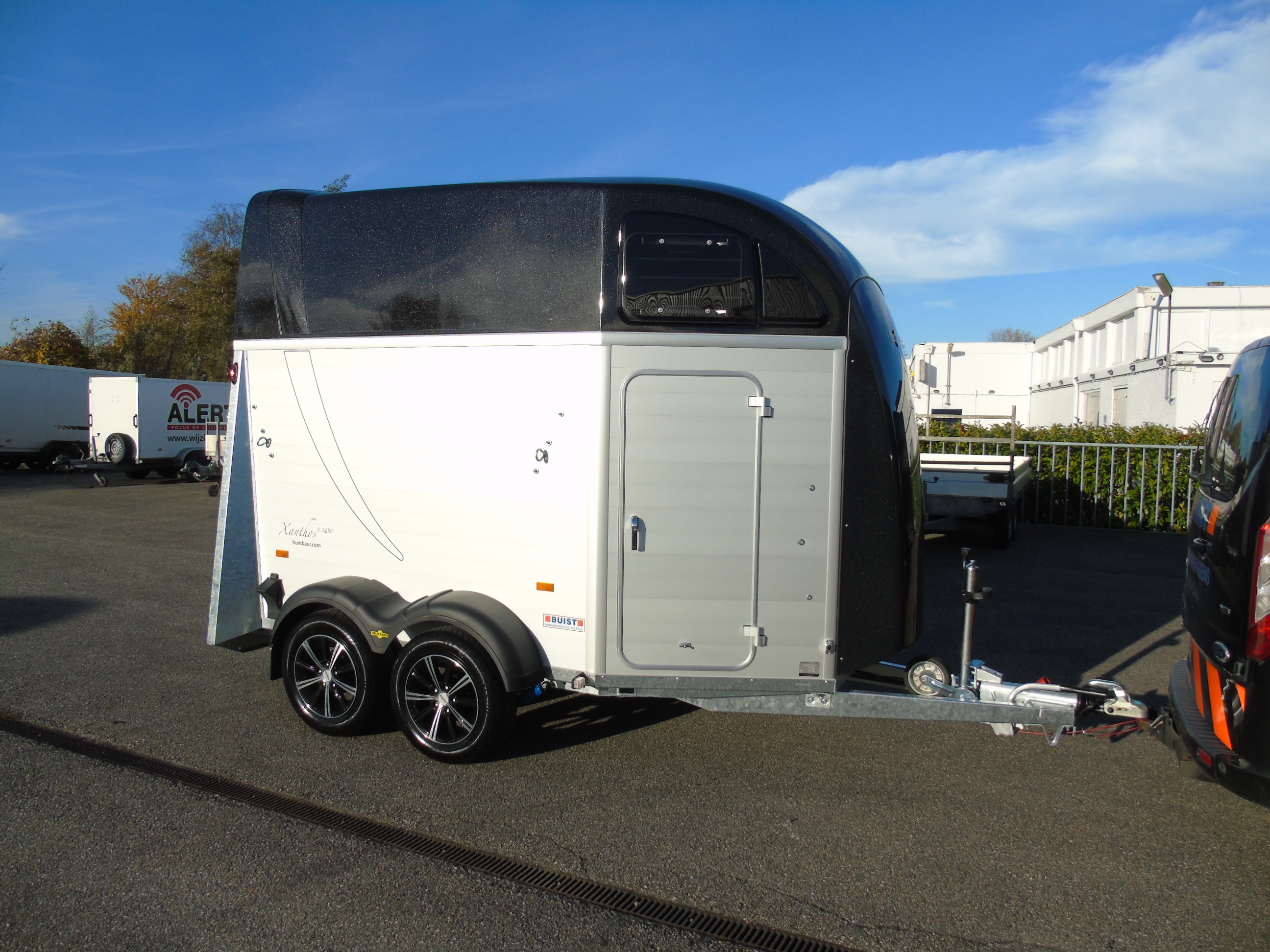 Voorraad Humbaur Xanthos AERO 2400 Black Metallic 2-paards trailer aluminium met zadelkamer