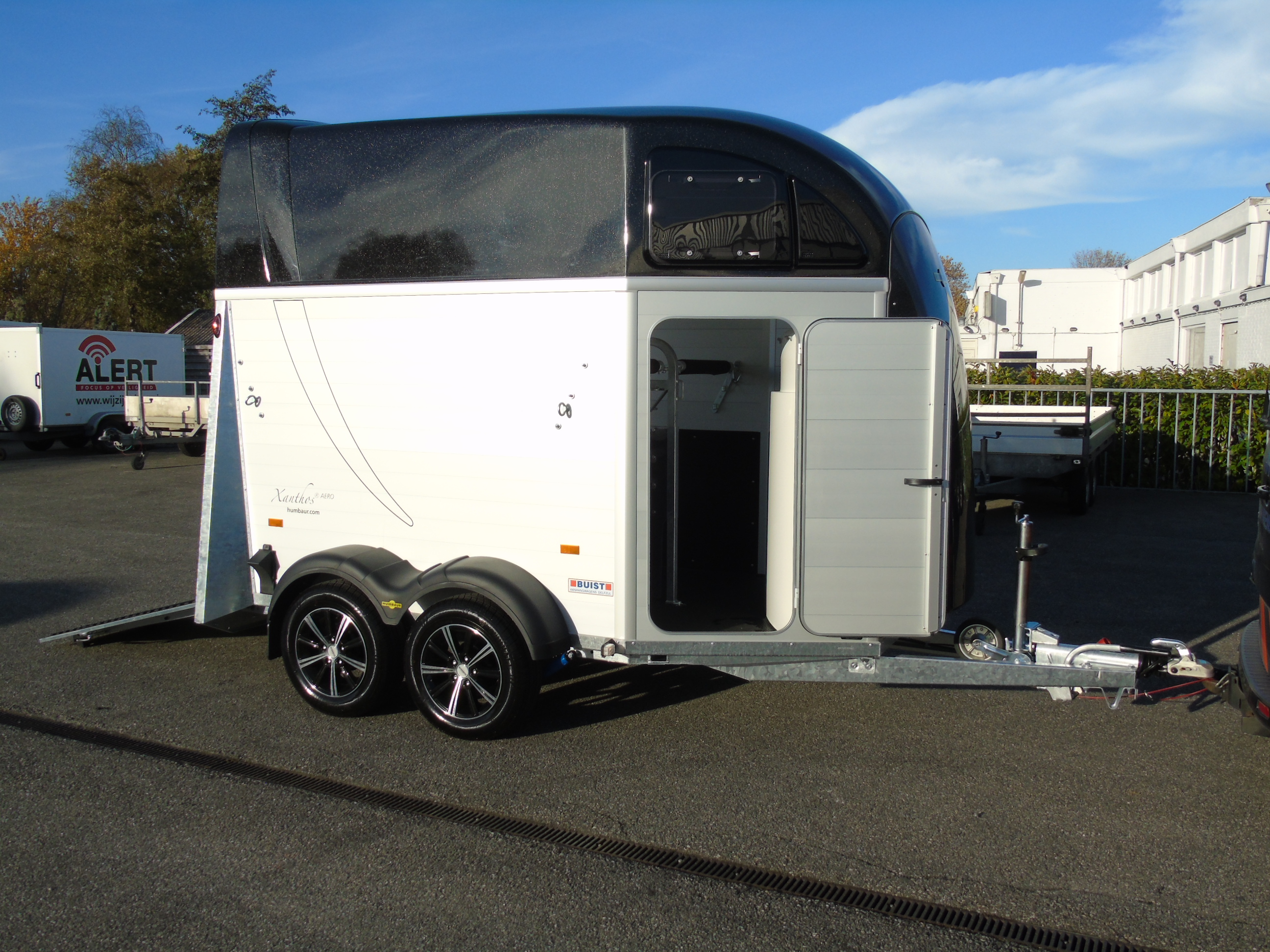 Voorraad Humbaur Xanthos AERO 2400 Black Metallic 2-paards trailer aluminium met zadelkamer