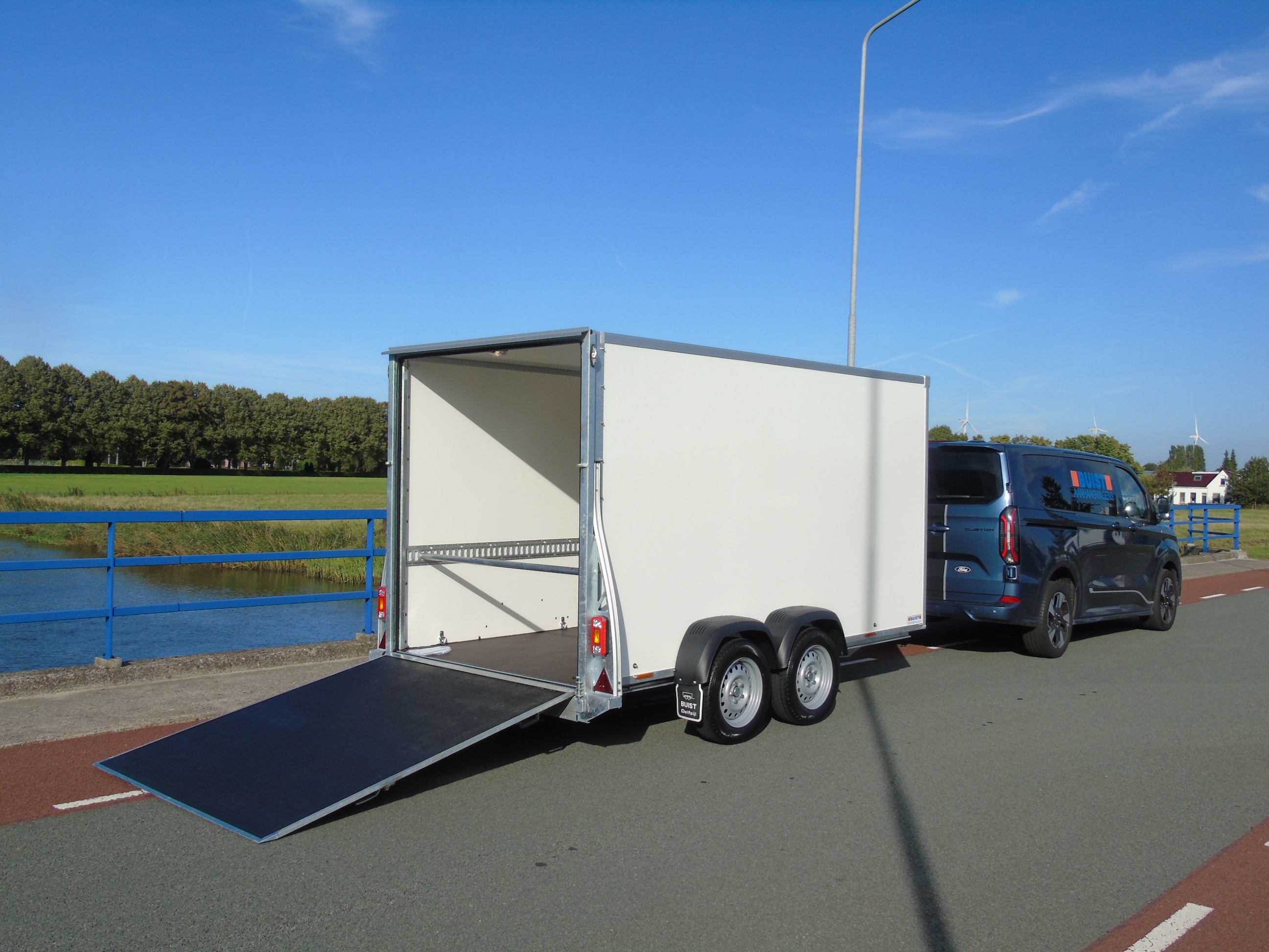 Voorraad aanhangwagen Sirius G150PP Cargo 2500 kg gesloten tandemasser bakwagen deur-klep