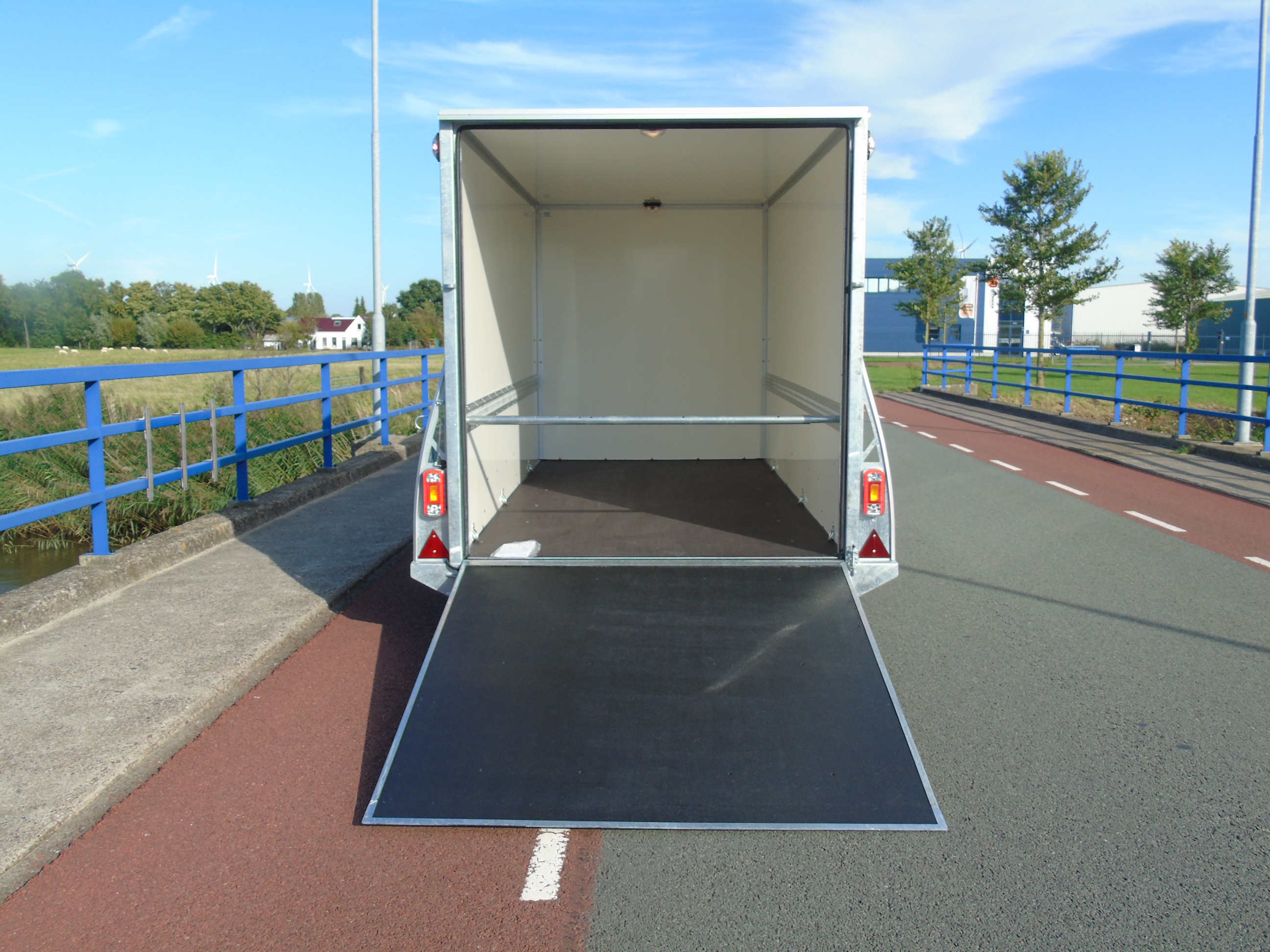 Voorraad aanhangwagen Sirius G150PP Cargo 2500 kg gesloten tandemasser bakwagen deur-klep