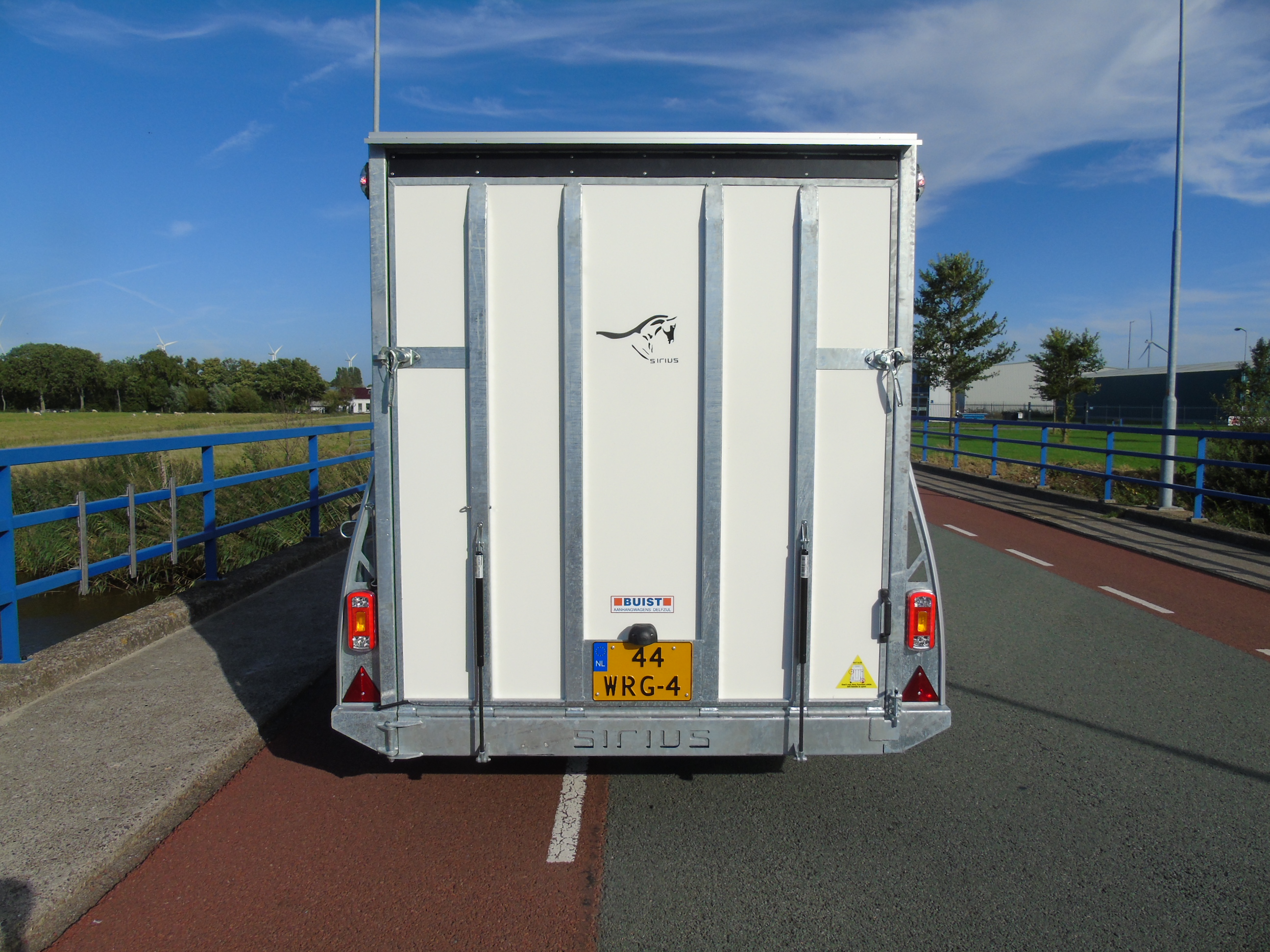Voorraad aanhangwagen Sirius G150PP Cargo 2500 kg gesloten tandemasser bakwagen deur-klep