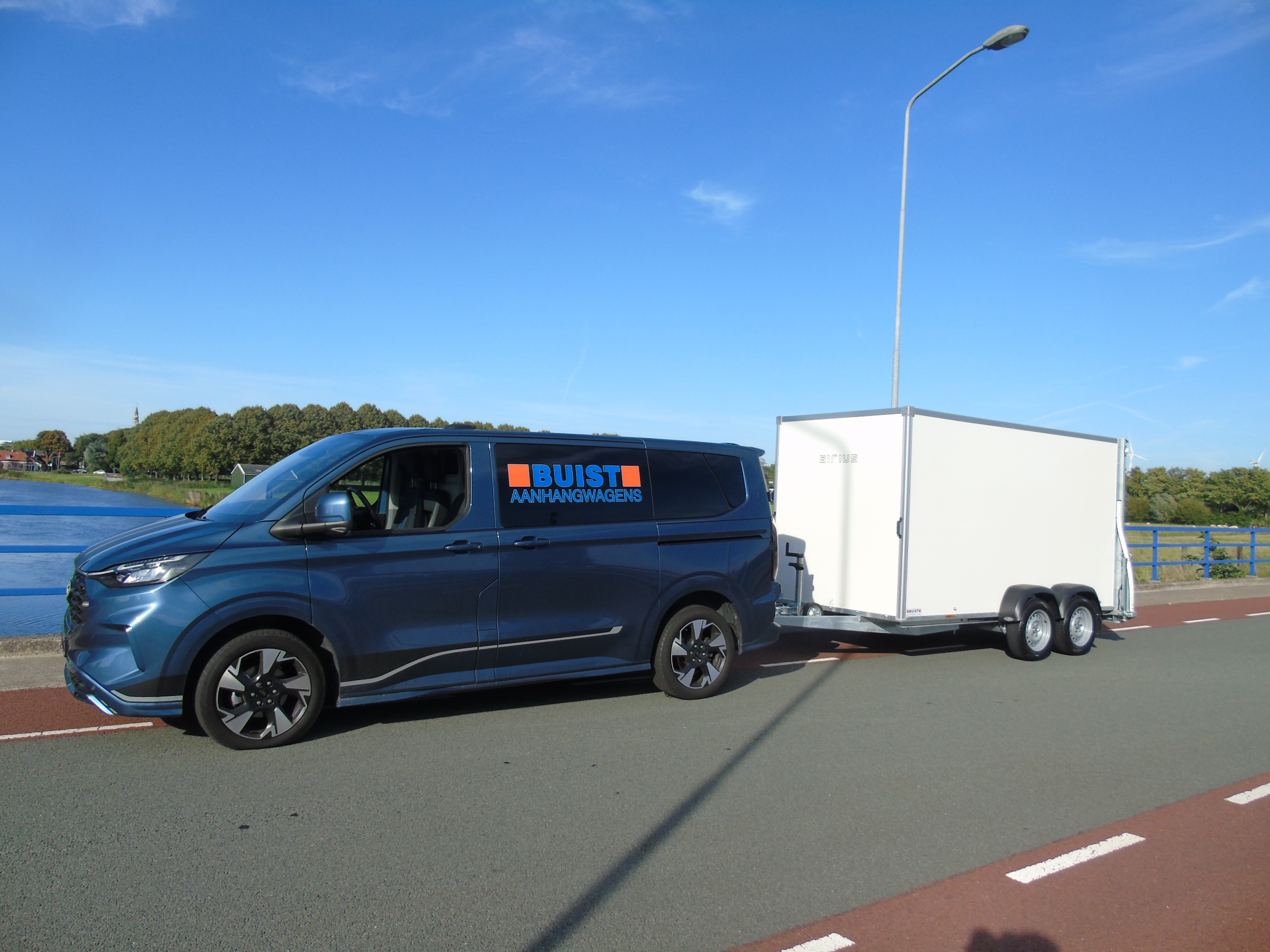 Voorraad aanhangwagen Sirius G150PP Cargo 2500 kg gesloten tandemasser bakwagen deur-klep