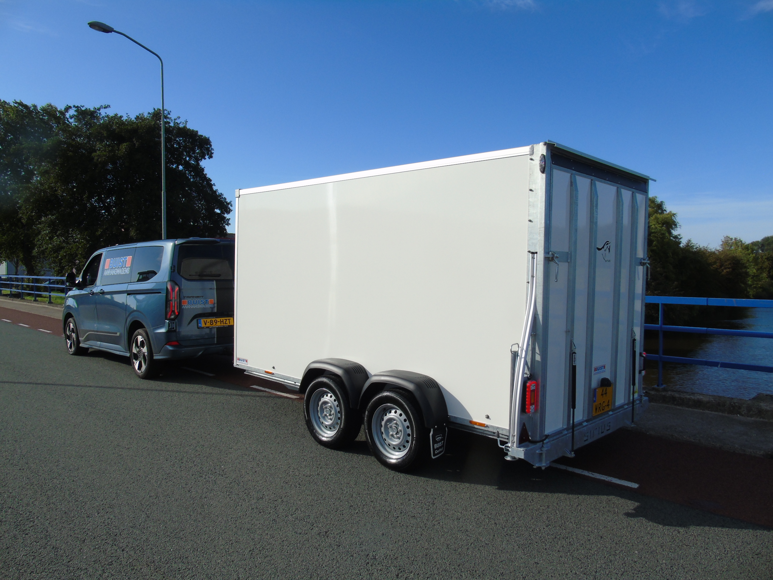 Voorraad aanhangwagen Sirius G150PP Cargo 2500 kg gesloten tandemasser bakwagen deur-klep