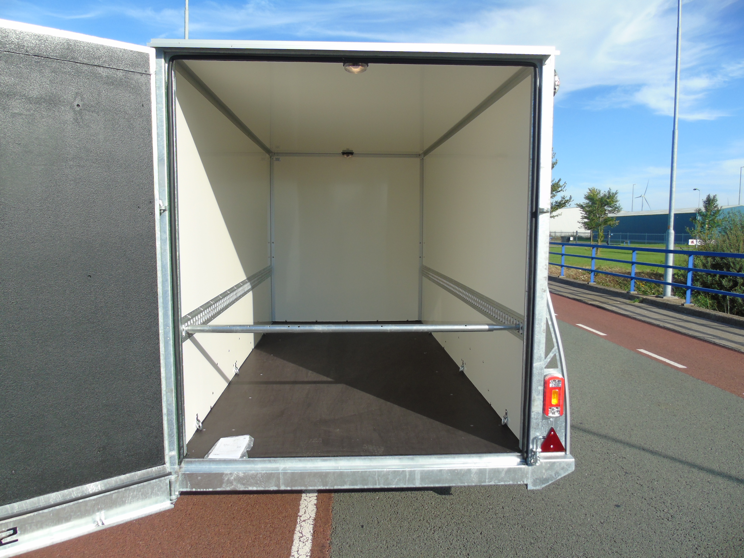 Voorraad aanhangwagen Sirius G150PP Cargo 2500 kg gesloten tandemasser bakwagen deur-klep