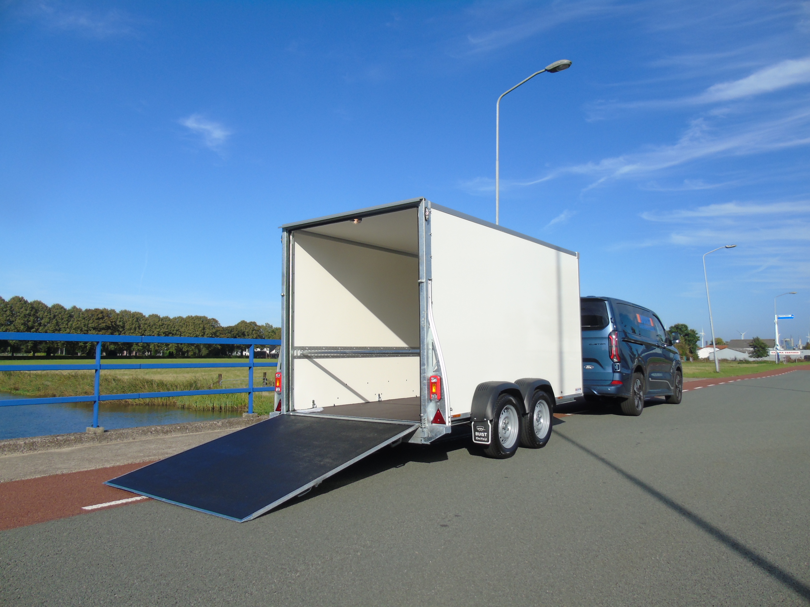 Voorraad aanhangwagen Sirius G150PP Cargo 2500 kg gesloten tandemasser bakwagen deur-klep