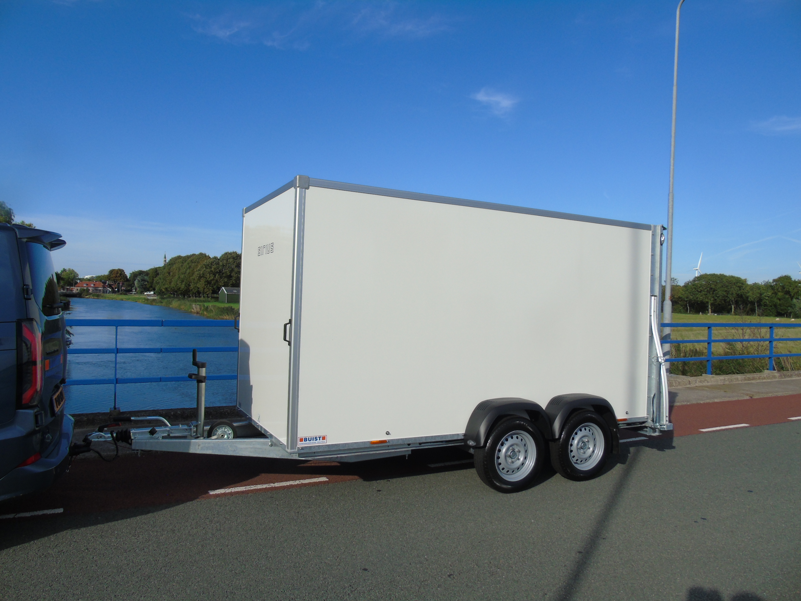 Voorraad aanhangwagen Sirius G150PP Cargo 2500 kg gesloten tandemasser bakwagen deur-klep