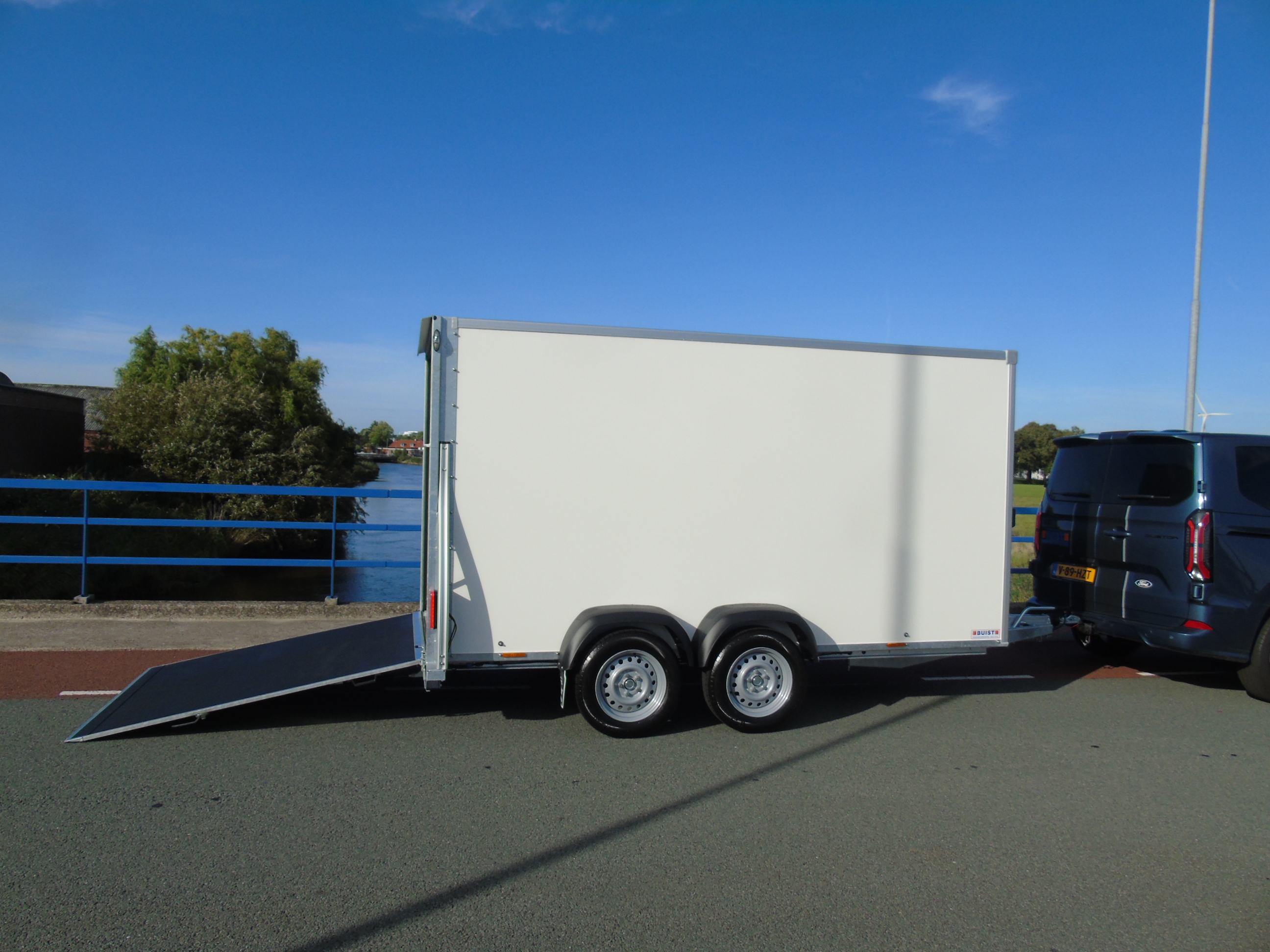 Voorraad aanhangwagen Sirius G150PP Cargo 2500 kg gesloten tandemasser bakwagen deur-klep