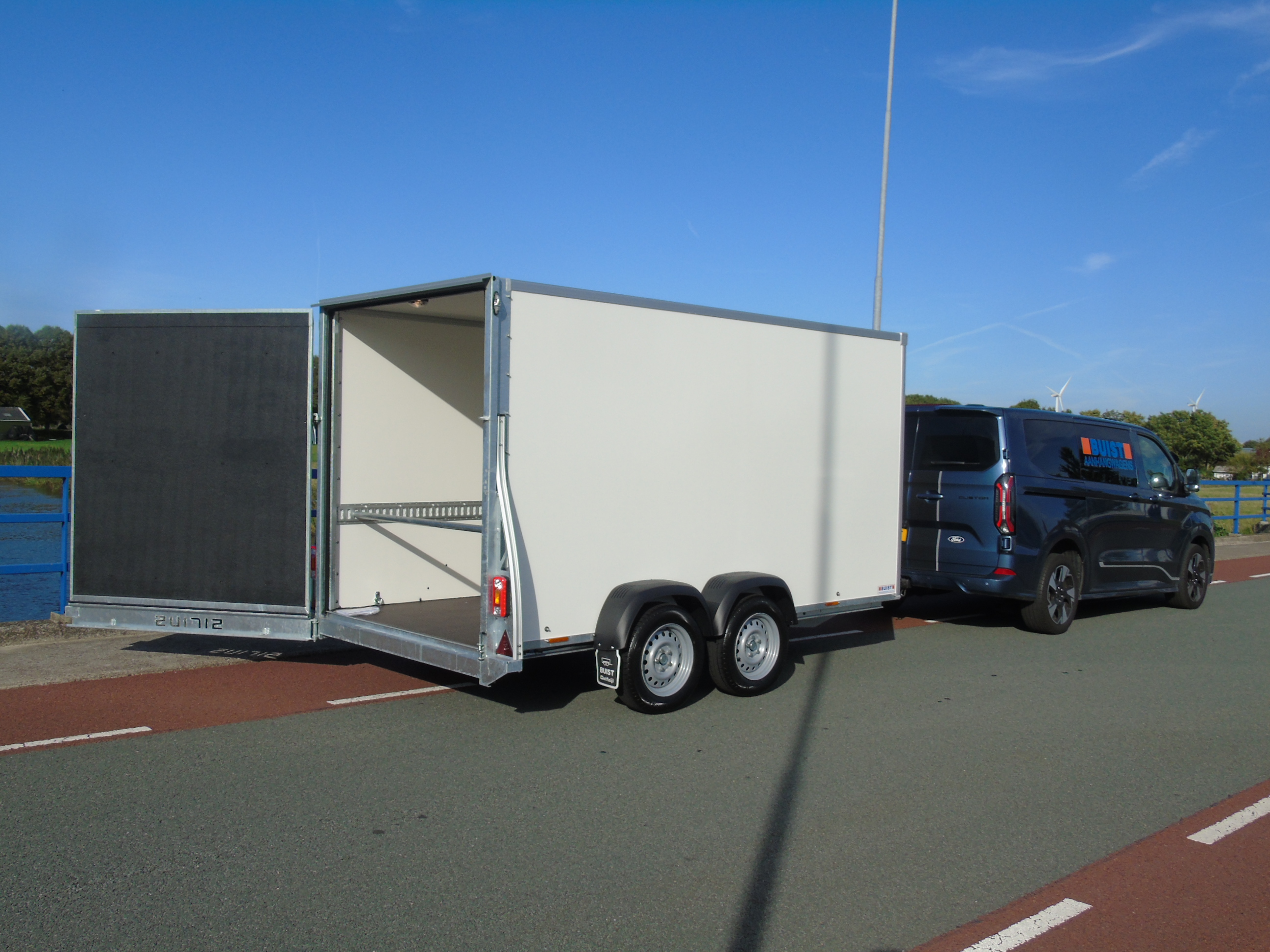 Voorraad aanhangwagen Sirius G150PP Cargo 2500 kg gesloten tandemasser bakwagen deur-klep
