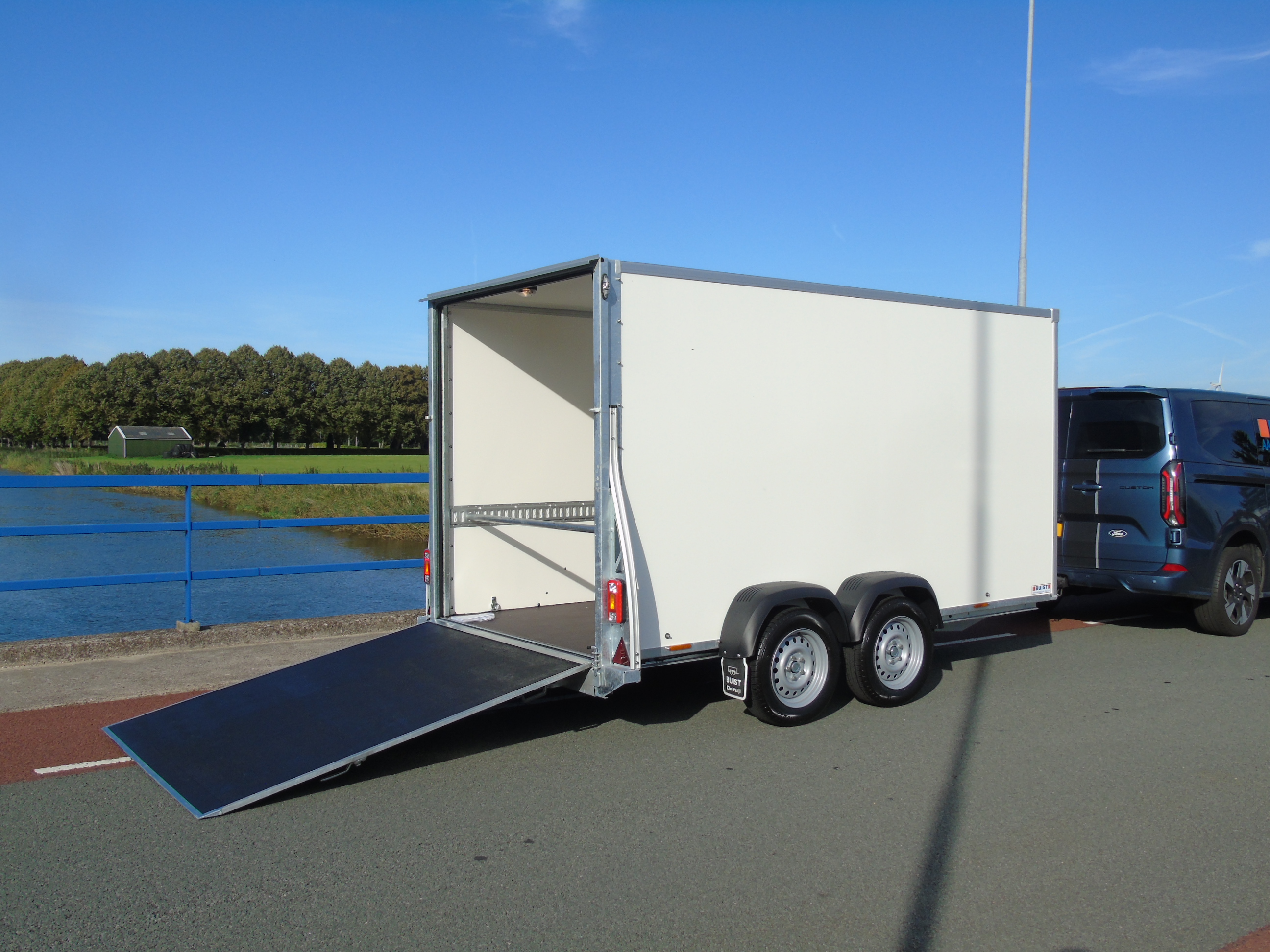 Voorraad aanhangwagen Sirius G150PP Cargo 2500 kg gesloten tandemasser bakwagen deur-klep