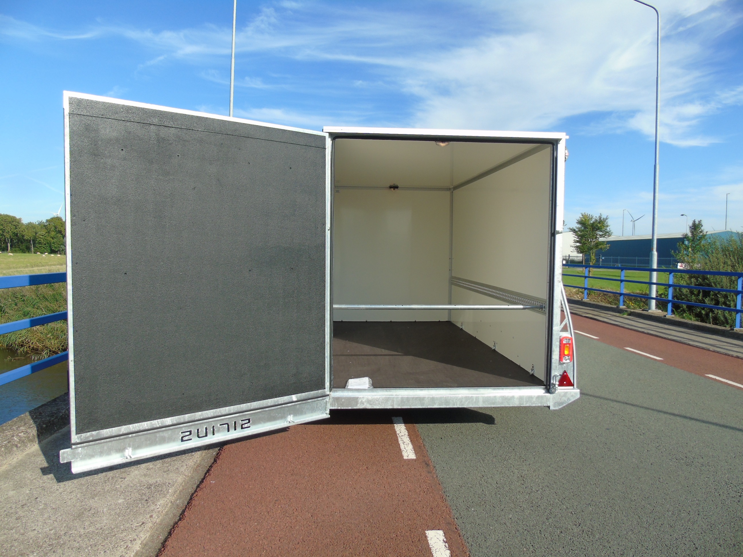 Voorraad aanhangwagen Sirius G150PP Cargo 2500 kg gesloten tandemasser bakwagen deur-klep