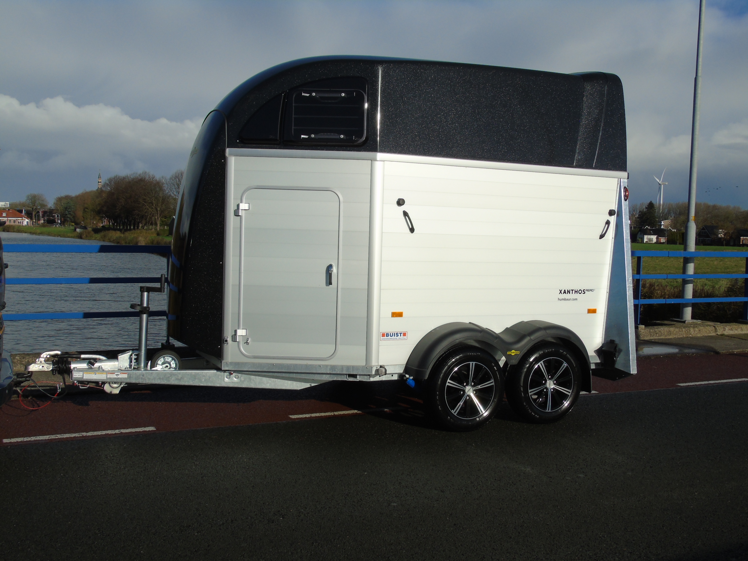 Voorraad Humbaur Xanthos AERO 2400 Black Metallic 2-paards trailer aluminium met zadelkamer
