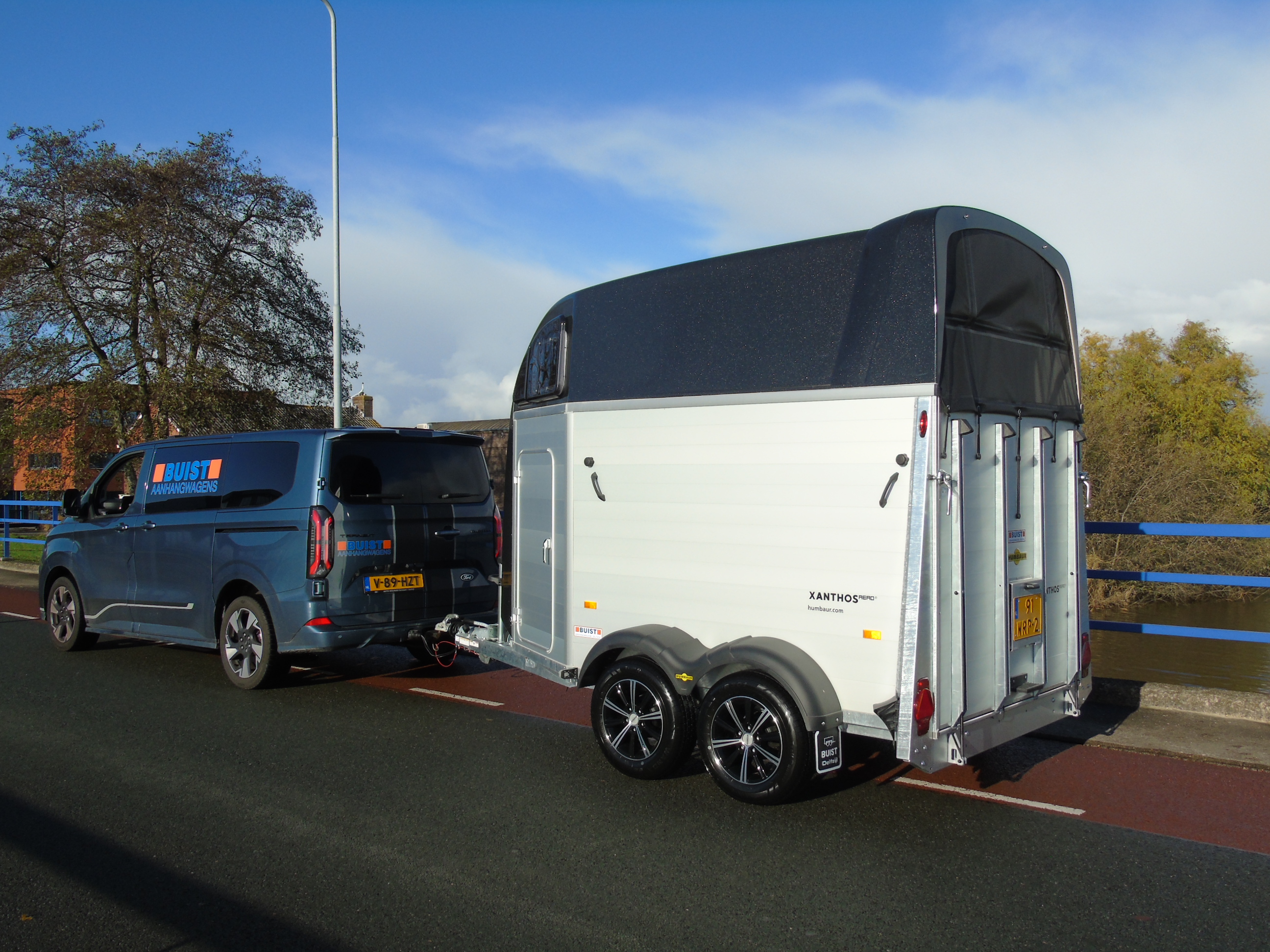 Voorraad Humbaur Xanthos AERO 2400 Black Metallic 2-paards trailer aluminium met zadelkamer