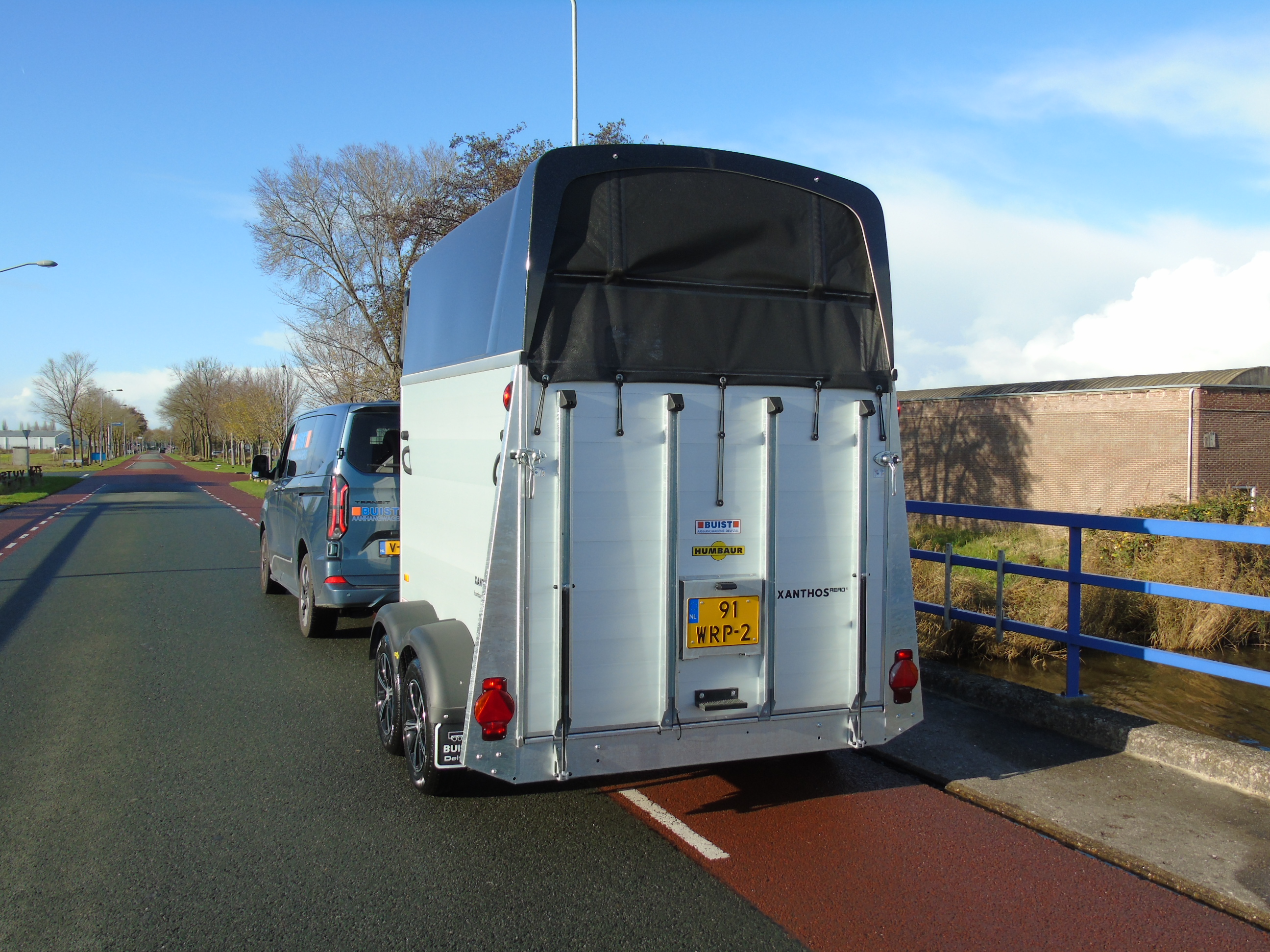 Voorraad Humbaur Xanthos AERO 2400 Black Metallic 2-paards trailer aluminium met zadelkamer