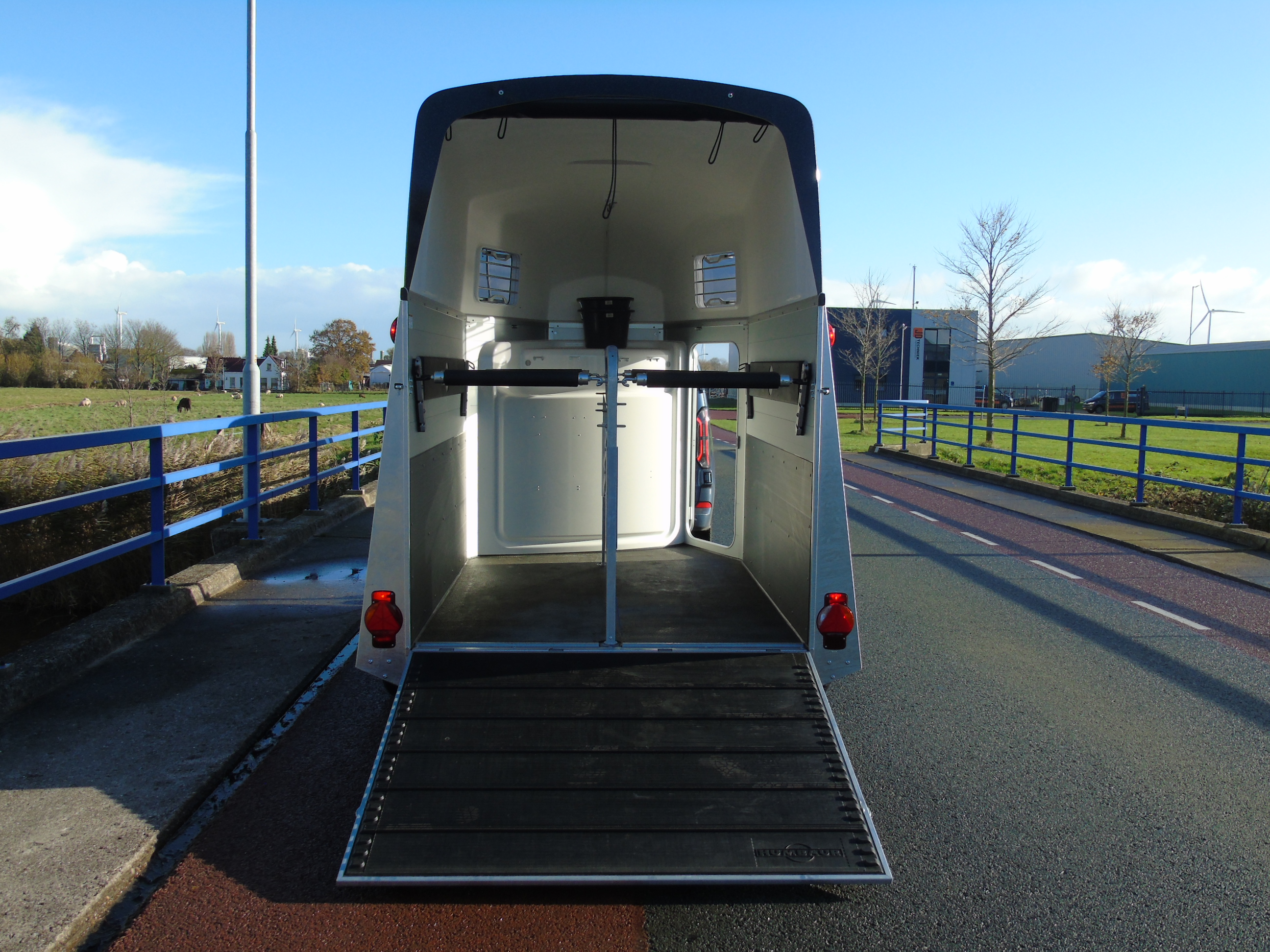 Voorraad Humbaur Xanthos AERO 2400 Black Metallic 2-paards trailer aluminium met zadelkamer