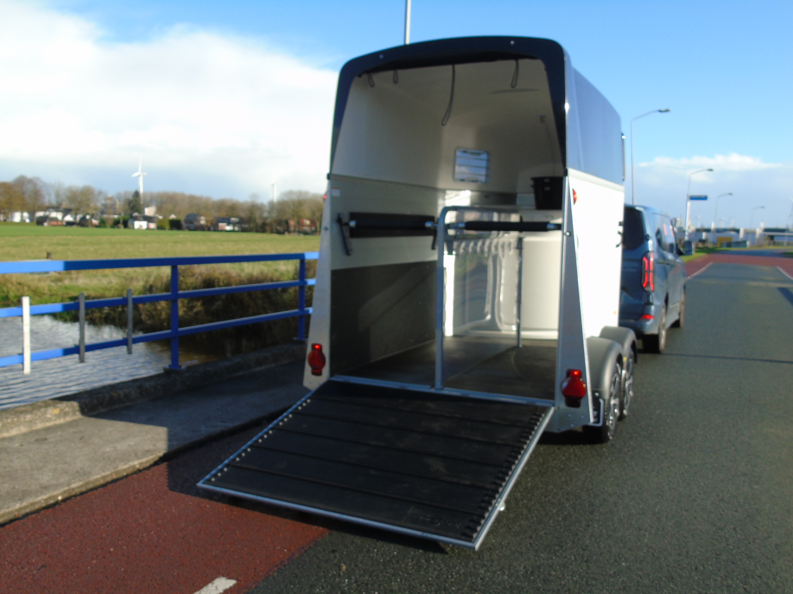 Voorraad Humbaur Xanthos AERO 2400 Black Metallic 2-paards trailer aluminium met zadelkamer