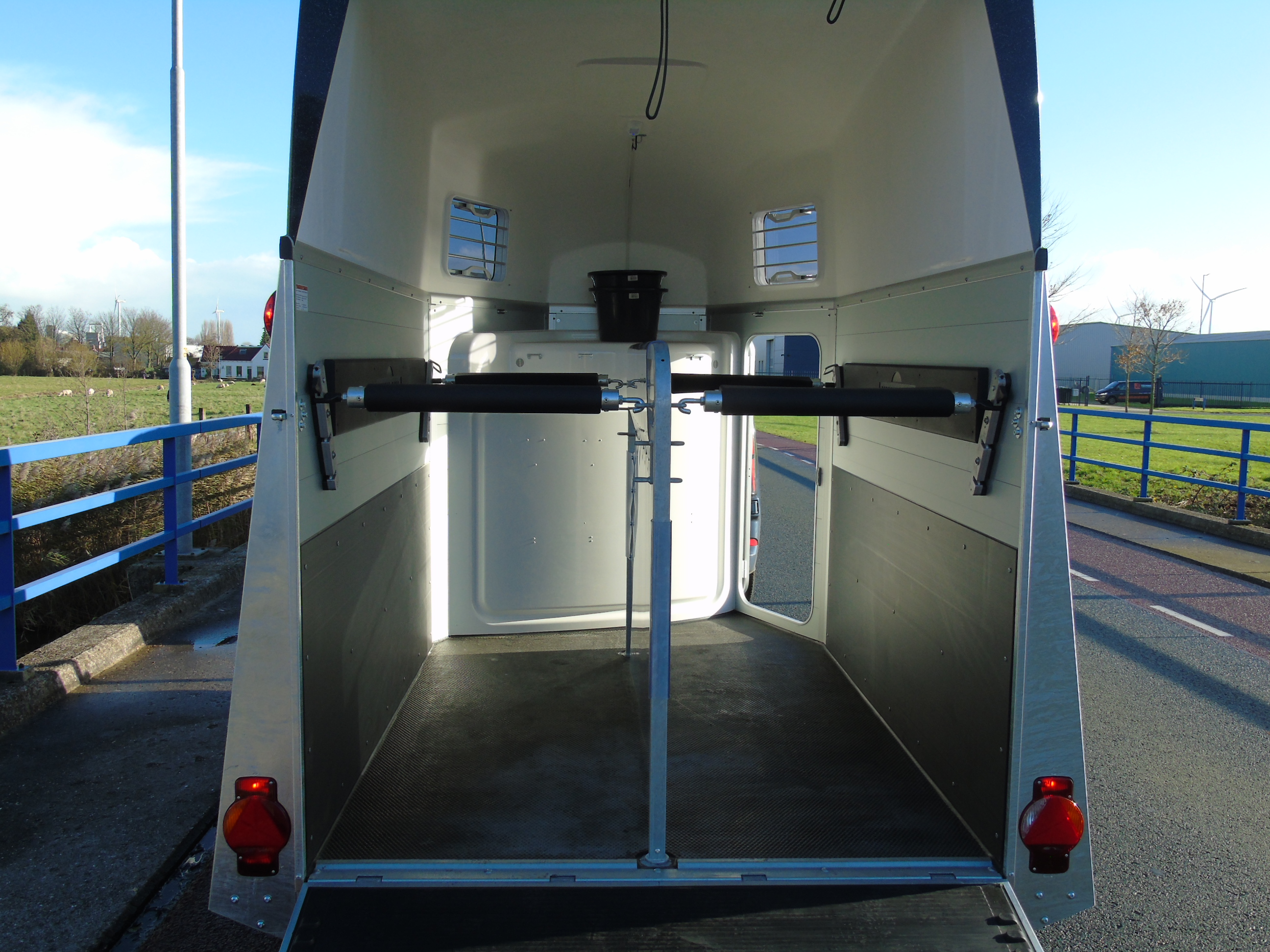 Voorraad Humbaur Xanthos AERO 2400 Black Metallic 2-paards trailer aluminium met zadelkamer
