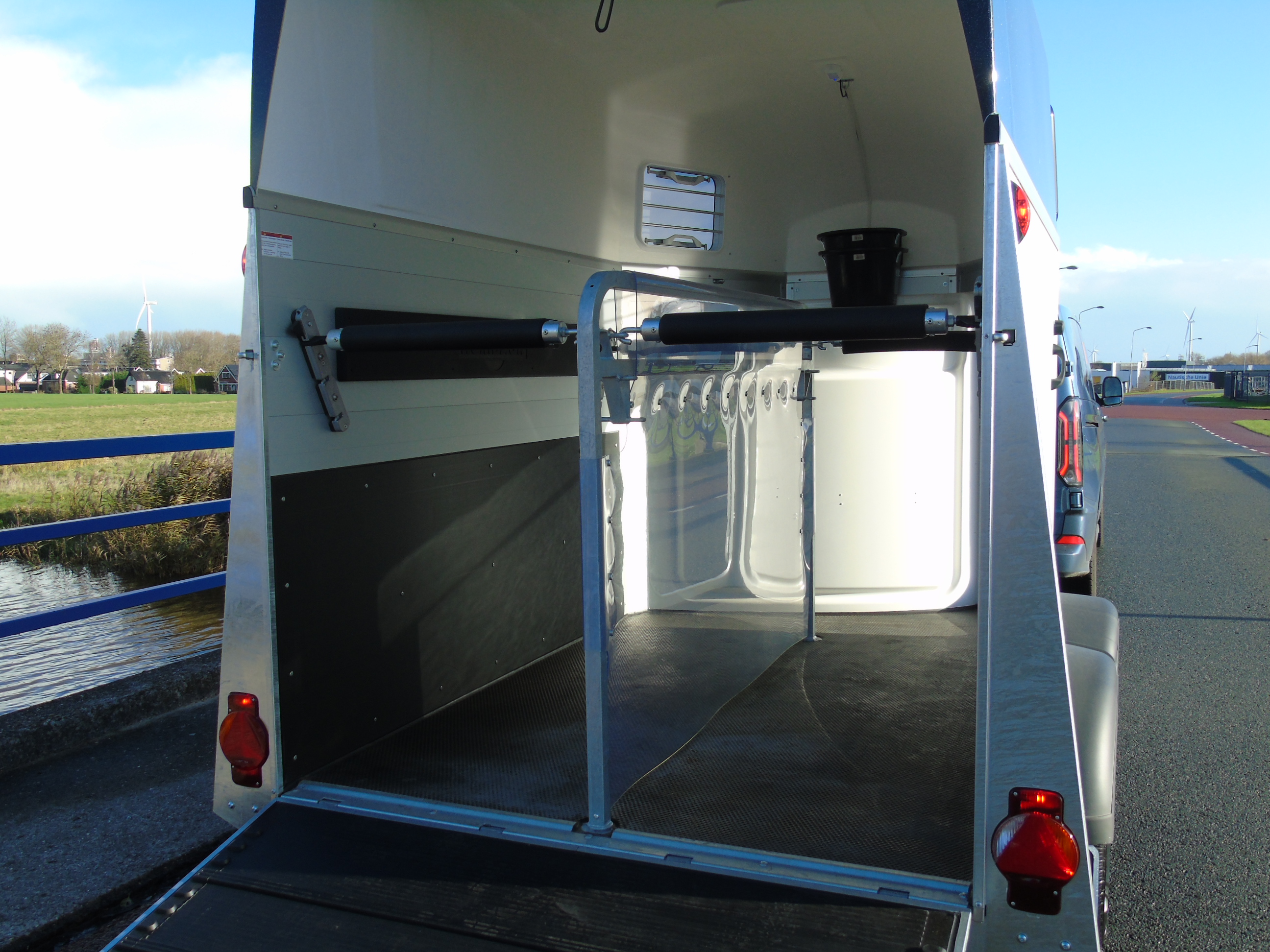 Voorraad Humbaur Xanthos AERO 2400 Black Metallic 2-paards trailer aluminium met zadelkamer