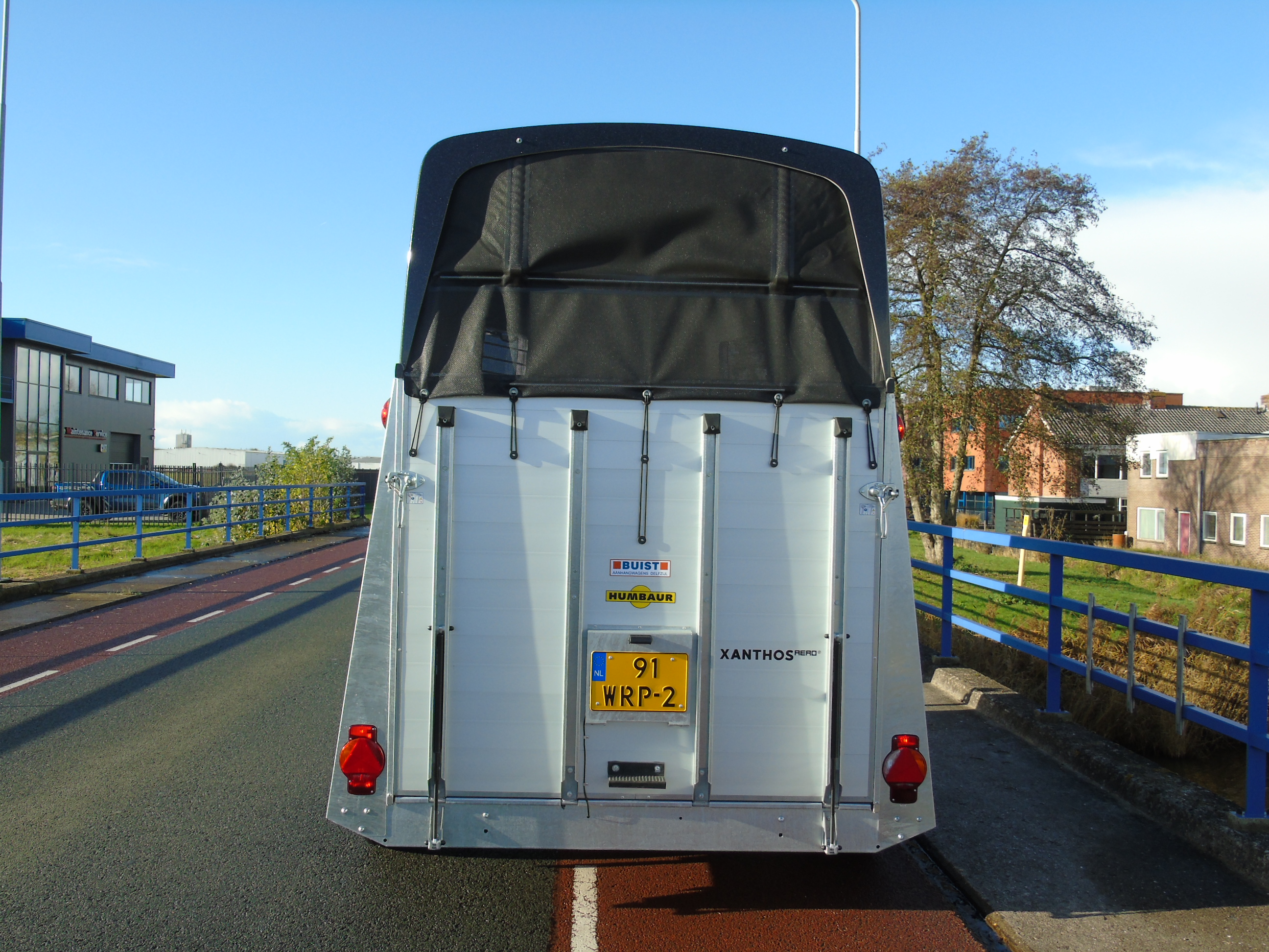 Voorraad Humbaur Xanthos AERO 2400 Black Metallic 2-paards trailer aluminium met zadelkamer