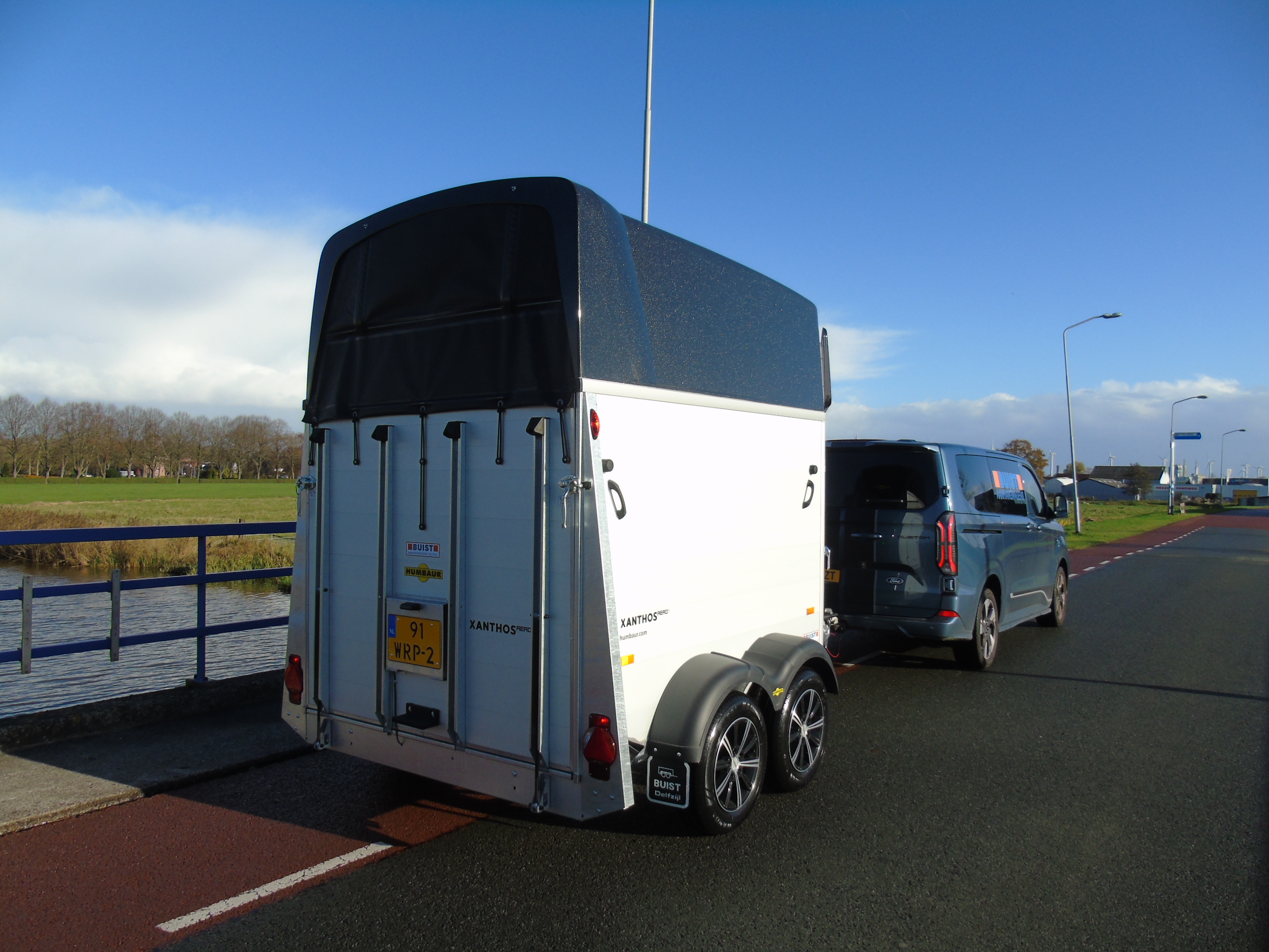 Voorraad Humbaur Xanthos AERO 2400 Black Metallic 2-paards trailer aluminium met zadelkamer