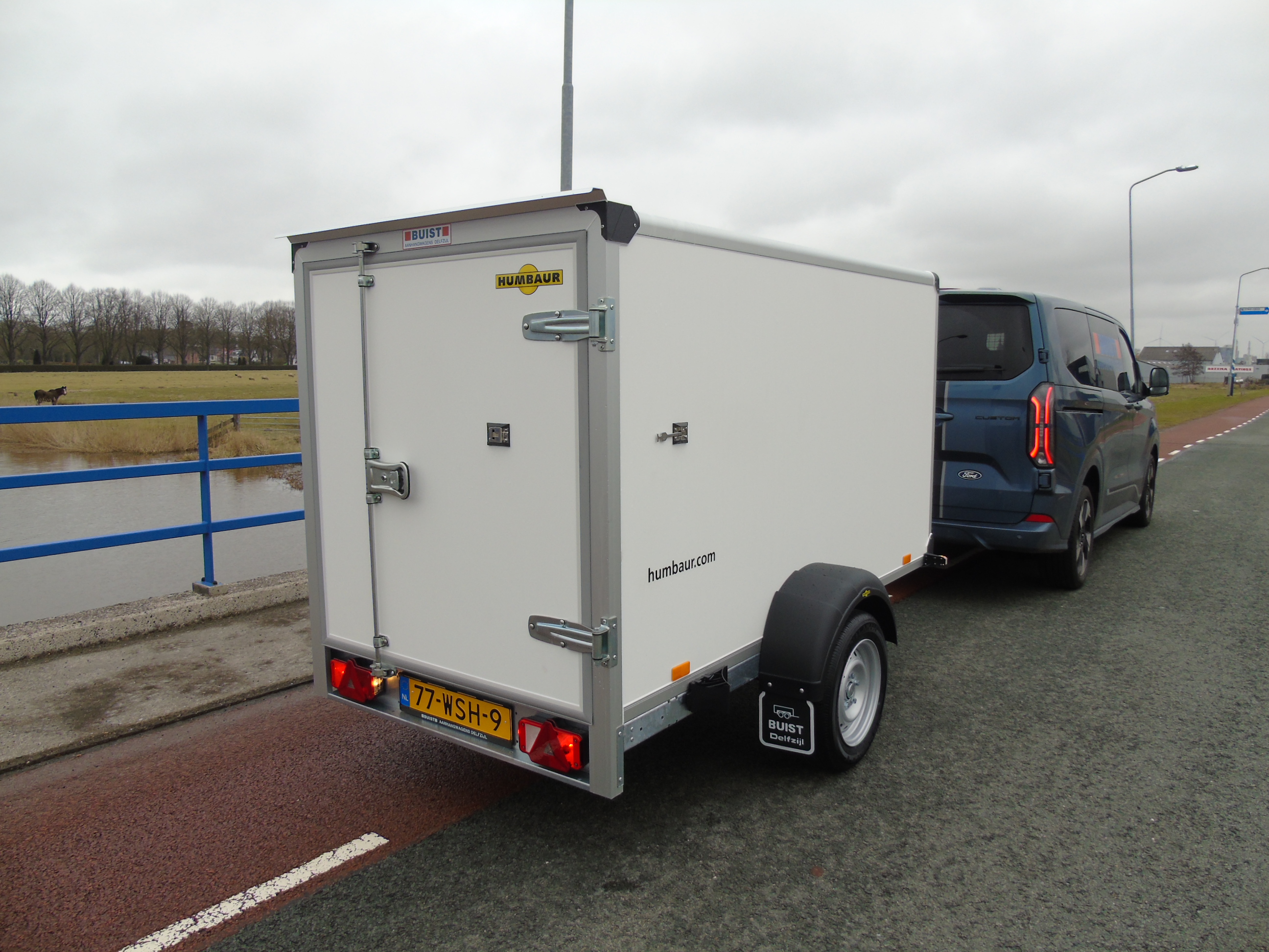 Voorraad aanhangwagen Humbaur HK 132513-13P enkelasser gesloten lage uitvoering