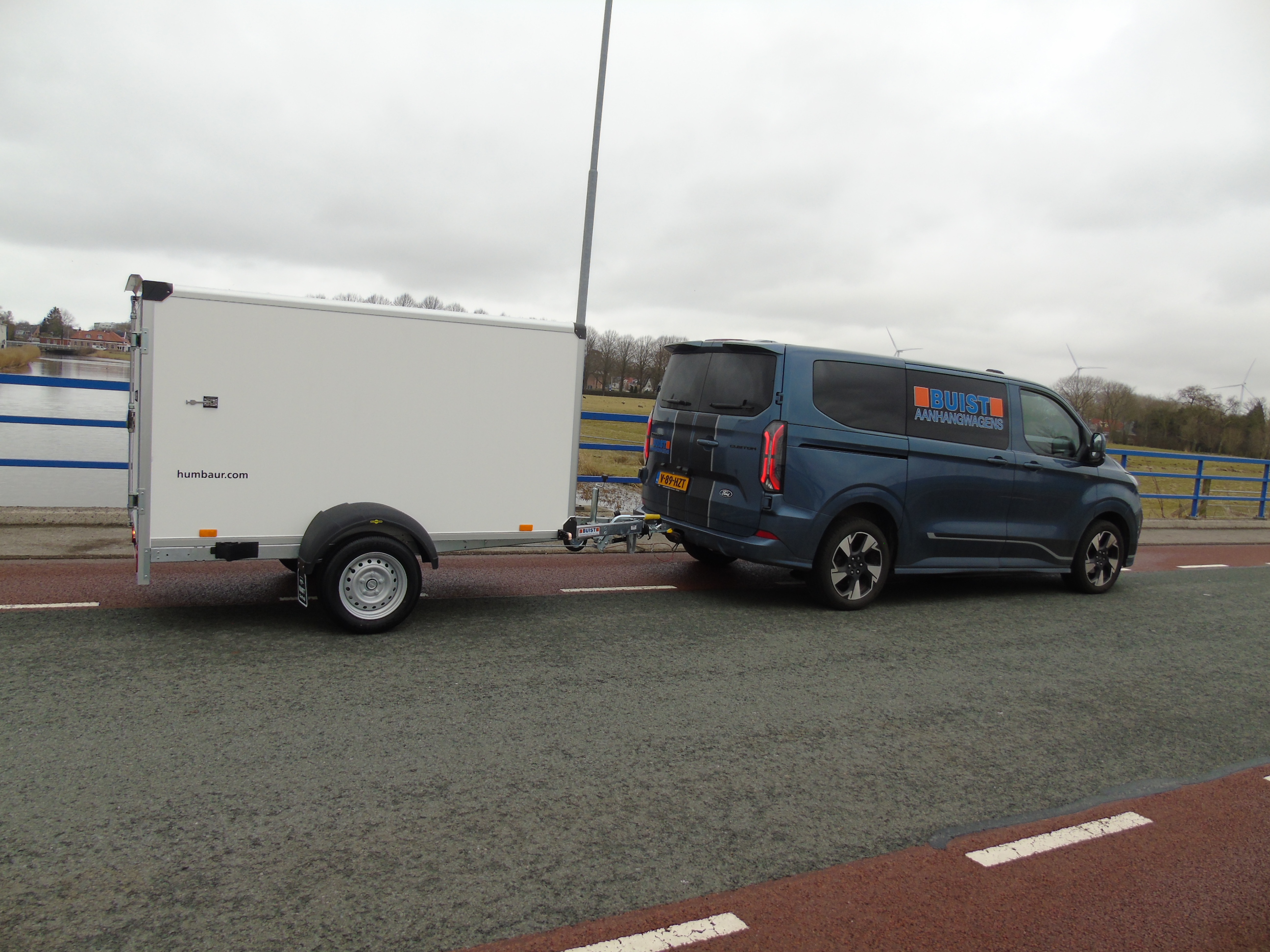 Voorraad aanhangwagen Humbaur HK 132513-13P enkelasser gesloten lage uitvoering