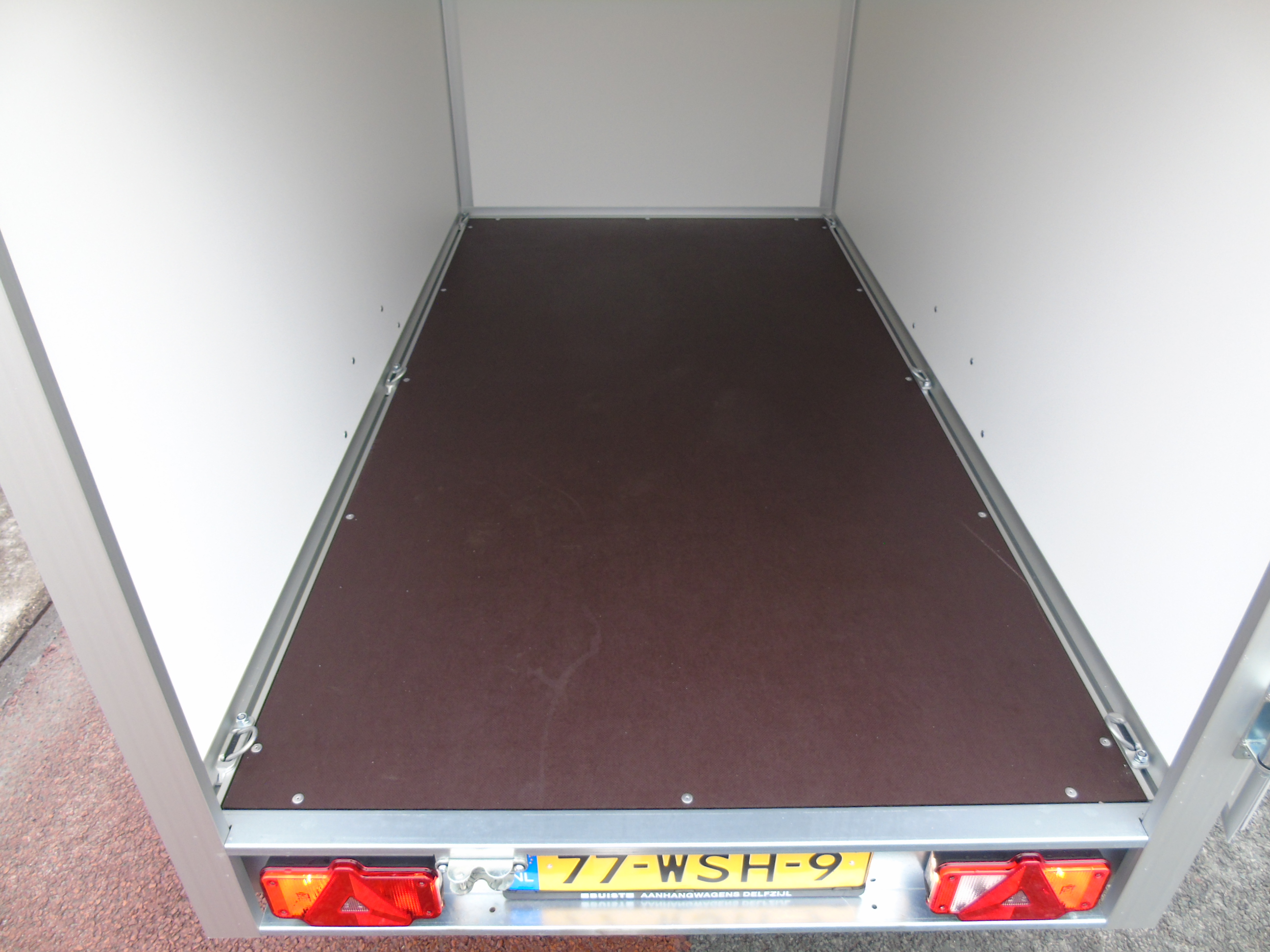 Voorraad aanhangwagen Humbaur HK 132513-13P enkelasser gesloten lage uitvoering