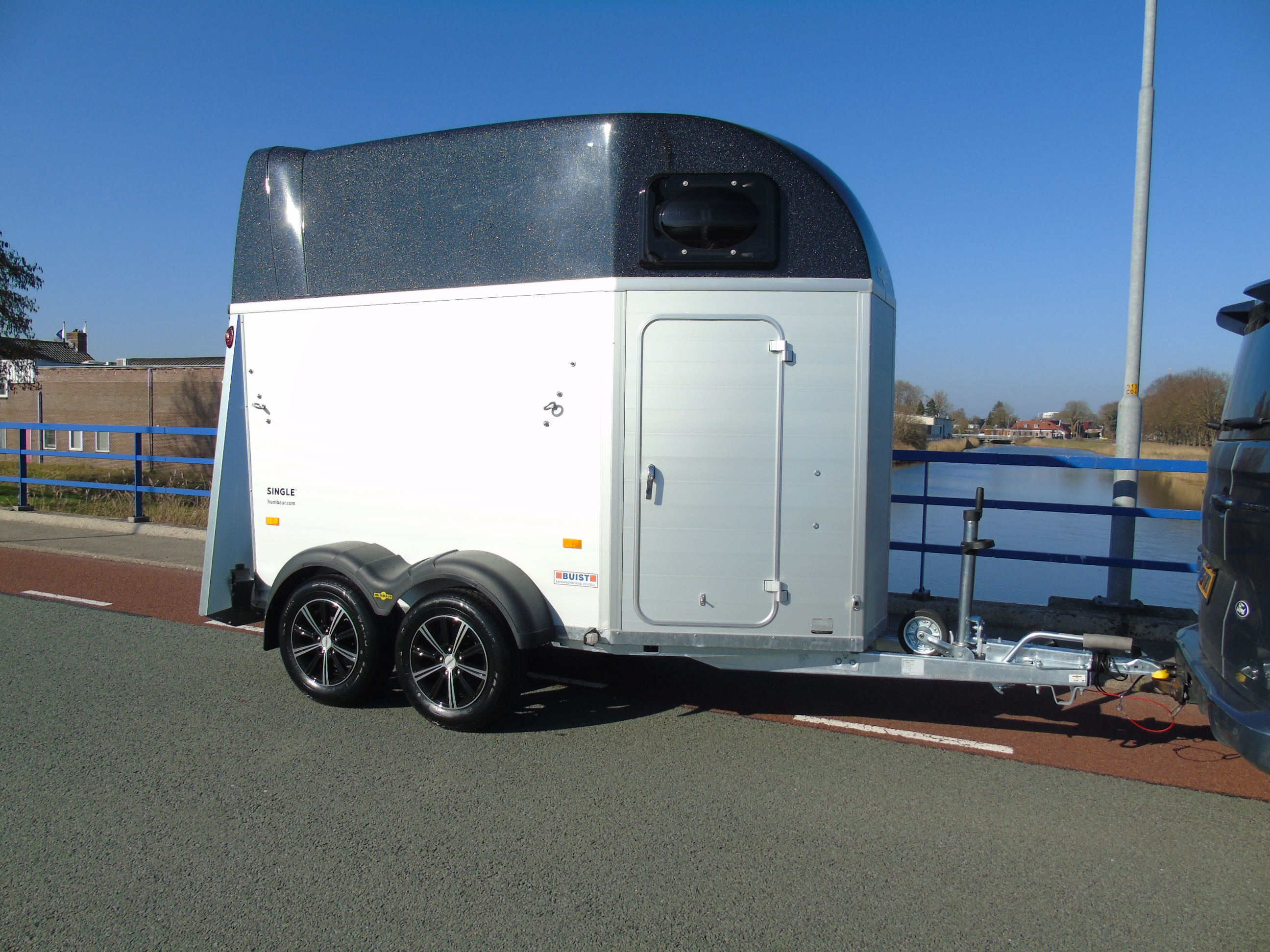 Voorraad Humbaur Single Alu Luxus 1,5 paards trailer zadelkamer