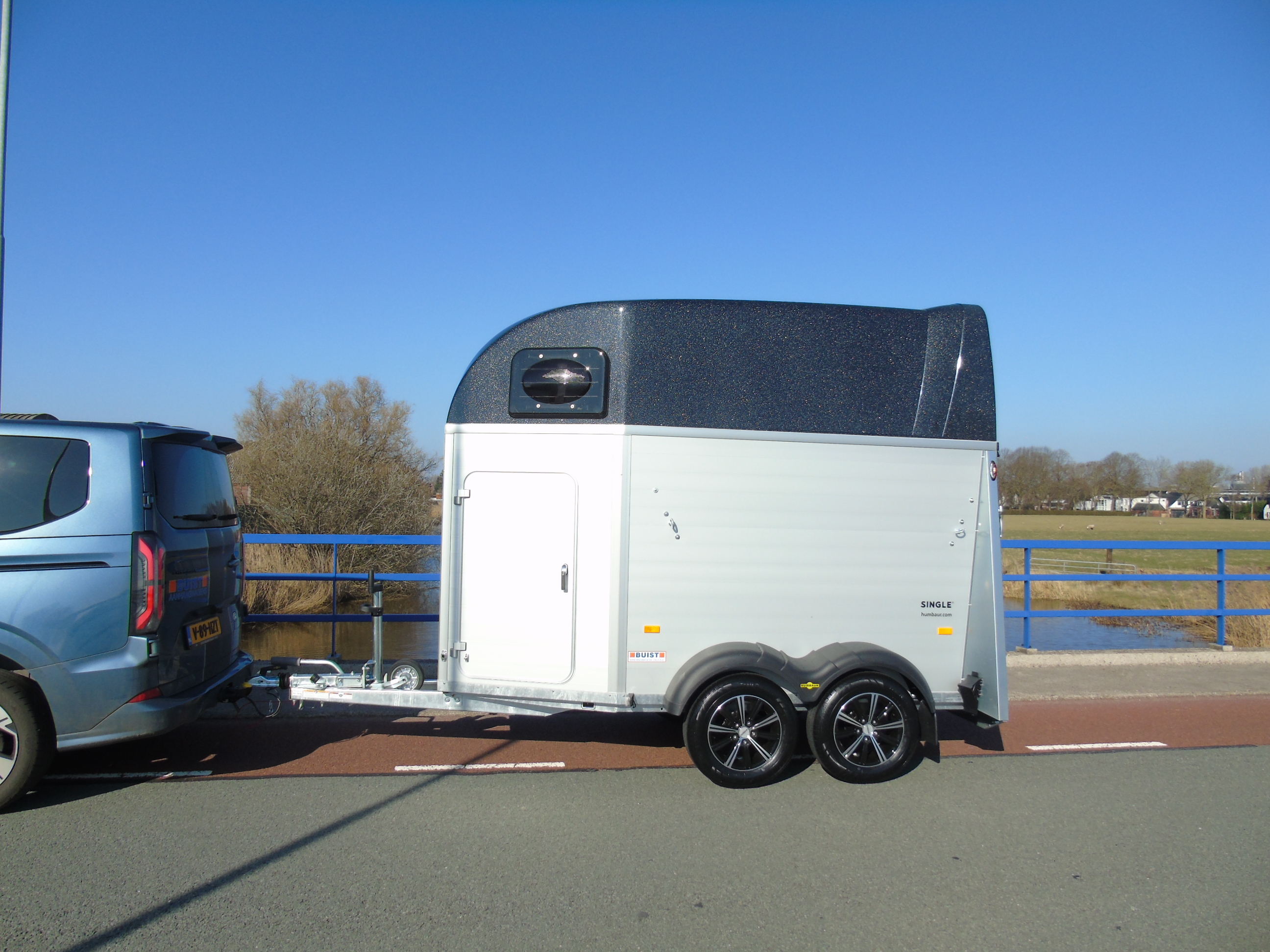 Voorraad Humbaur Single Alu Luxus 1,5 paards trailer zadelkamer