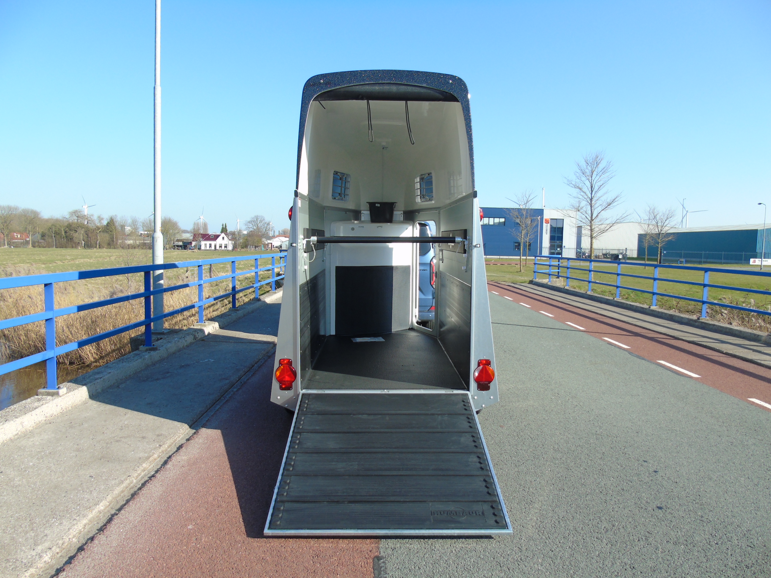 Voorraad Humbaur Single Alu Luxus 1,5 paards trailer zadelkamer