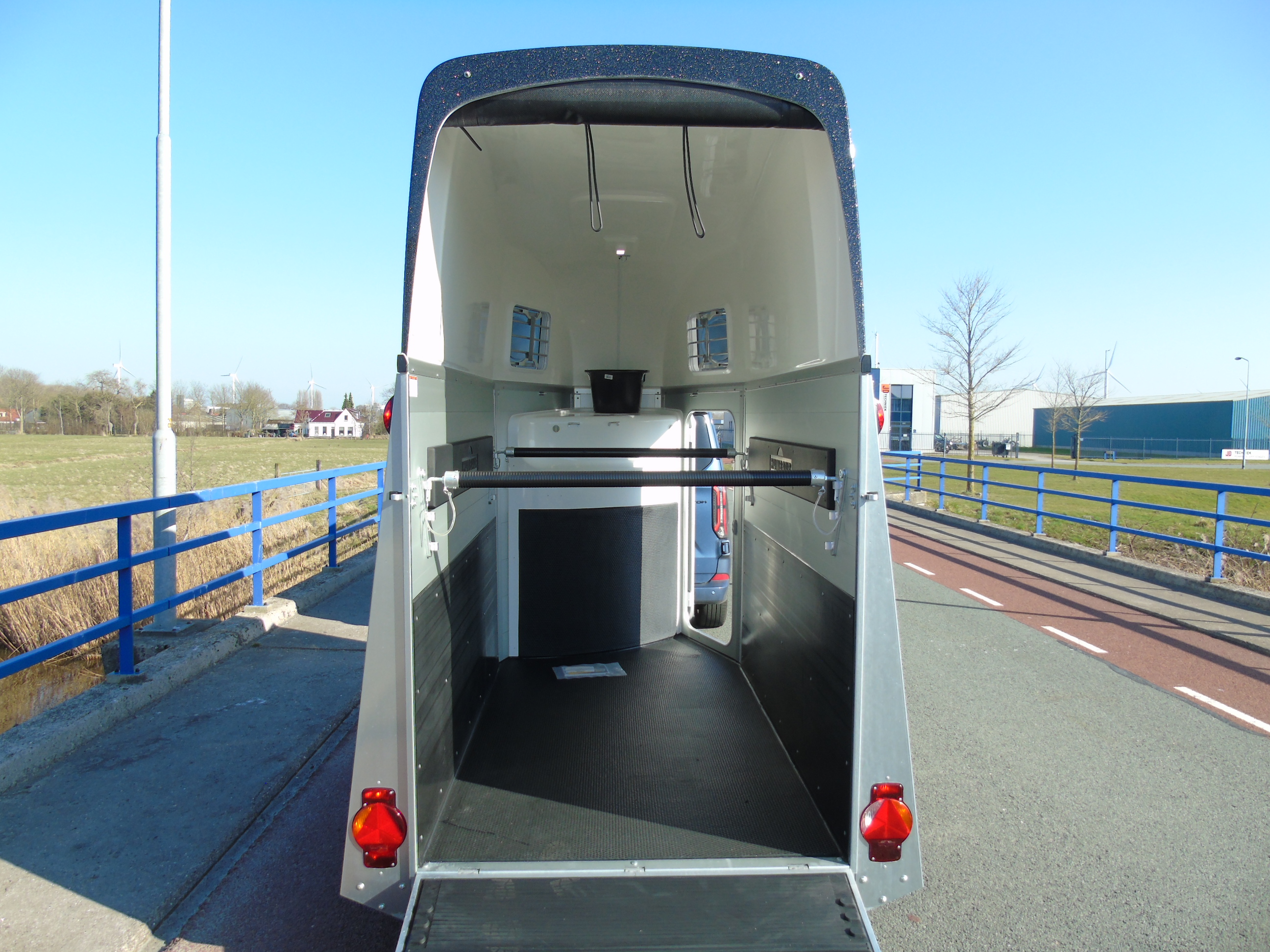 Voorraad Humbaur Single Alu Luxus 1,5 paards trailer zadelkamer