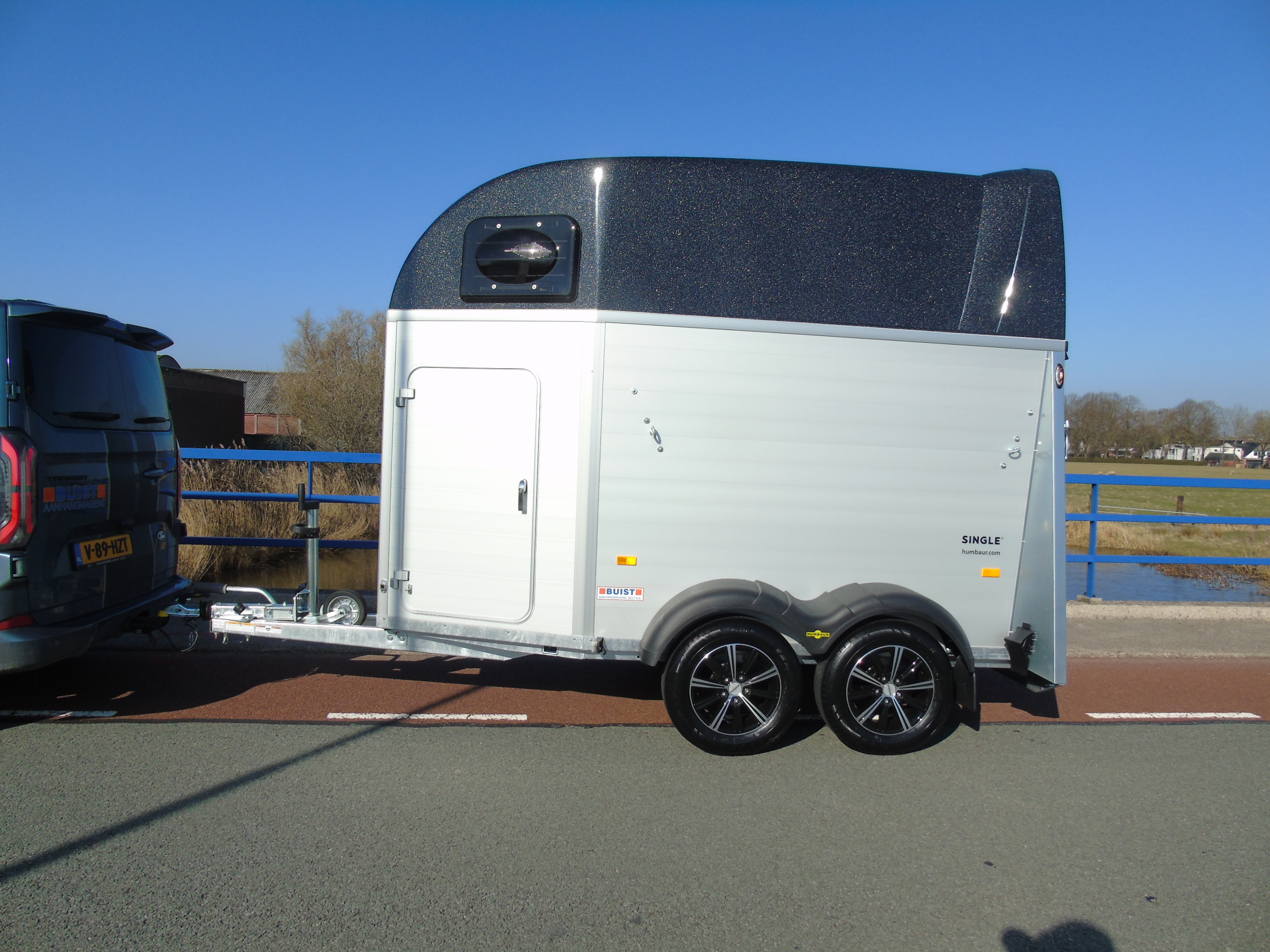 Voorraad Humbaur Single Alu Luxus 1,5 paards trailer zadelkamer